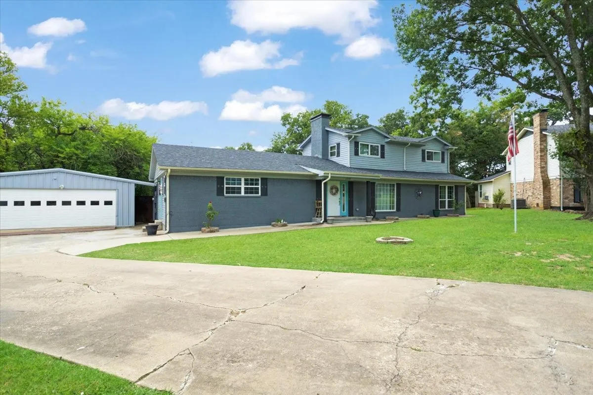 Single Family Residence For Sale in Grayson County , 2209 Ridgewood Drive, Sherman, Texas 75092, 4 Bedroom, 2 Bathroom, 2 Garage spaces, 3,079 Sqft, built in 1966, mls#21336680, Real Estate Agent in Sherman, Homes For Sale in Grayson county, Homes For Sale in Sherman, Realtor in Sherman Texas, Real Estate Brokerage Independent Realty Texas, Luminita Cordes Realtor