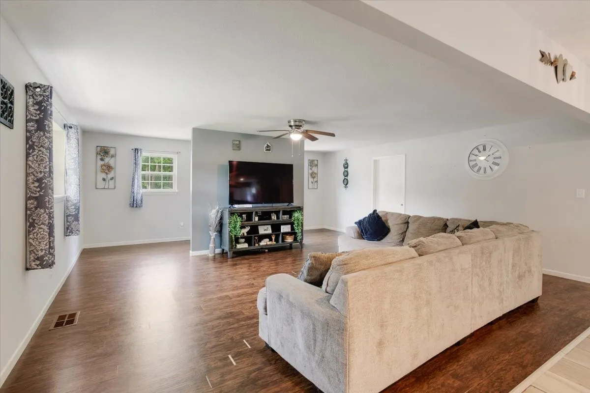 Single Family Residence For Sale in Grayson County , 2209 Ridgewood Drive, Sherman, Texas 75092, 4 Bedroom, 2 Bathroom, 2 Garage spaces, 3,079 Sqft, built in 1966, mls#21336680, Real Estate Agent in Sherman, Homes For Sale in Grayson county, Homes For Sale in Sherman, Realtor in Sherman Texas, Real Estate Brokerage Independent Realty Texas, Luminita Cordes Realtor