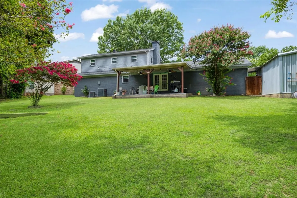 Single Family Residence For Sale in Grayson County , 2209 Ridgewood Drive, Sherman, Texas 75092, 4 Bedroom, 2 Bathroom, 2 Garage spaces, 3,079 Sqft, built in 1966, mls#21336680, Real Estate Agent in Sherman, Homes For Sale in Grayson county, Homes For Sale in Sherman, Realtor in Sherman Texas, Real Estate Brokerage Independent Realty Texas, Luminita Cordes Realtor