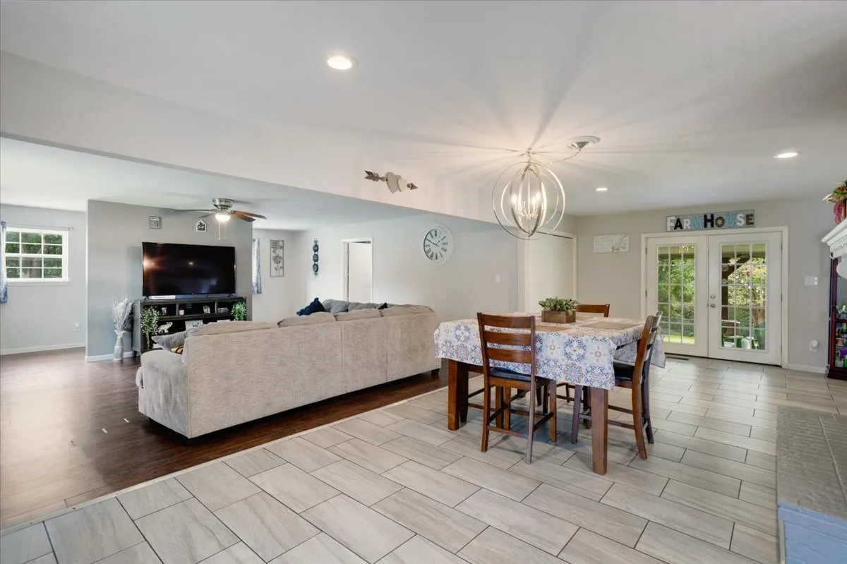 Single Family Residence For Sale in Grayson County , 2209 Ridgewood Drive, Sherman, Texas 75092, 4 Bedroom, 2 Bathroom, 2 Garage spaces, 3,079 Sqft, built in 1966, mls#21336680, Real Estate Agent in Sherman, Homes For Sale in Grayson county, Homes For Sale in Sherman, Realtor in Sherman Texas, Real Estate Brokerage Independent Realty Texas, Luminita Cordes Realtor