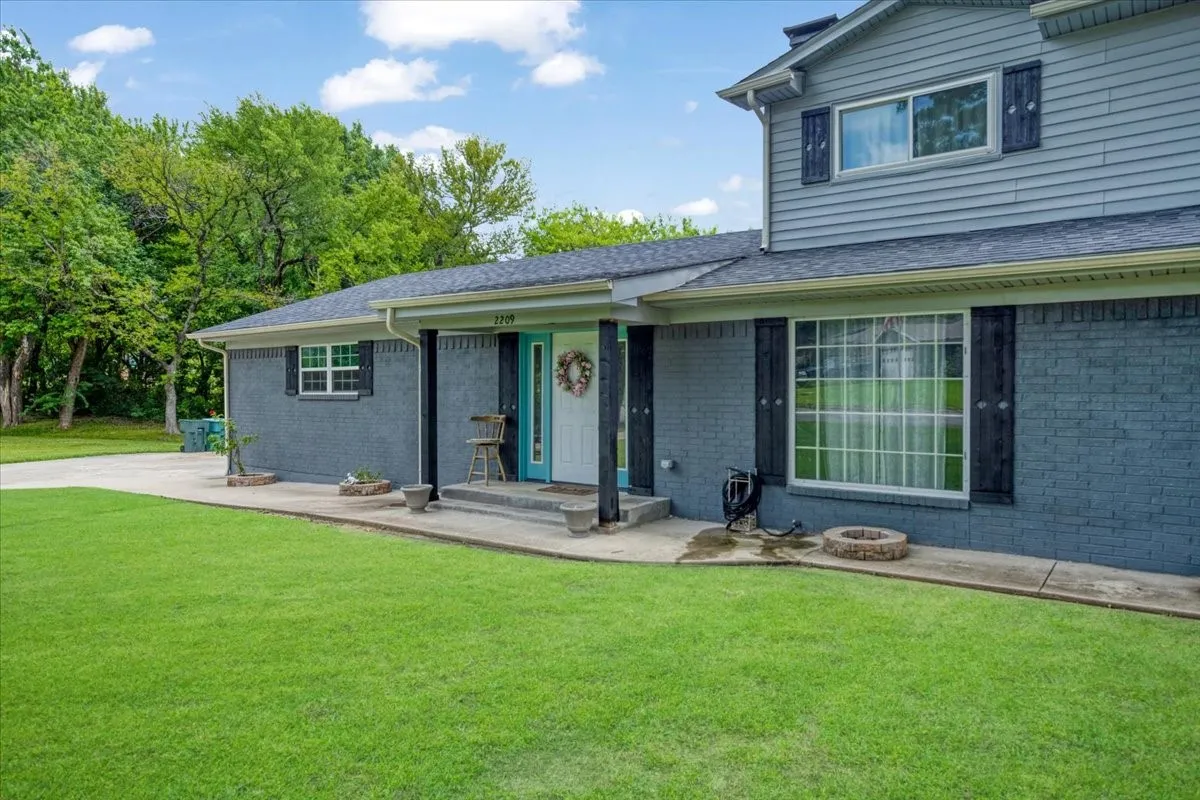 Single Family Residence For Sale in Grayson County , 2209 Ridgewood Drive, Sherman, Texas 75092, 4 Bedroom, 2 Bathroom, 2 Garage spaces, 3,079 Sqft, built in 1966, mls#21336680, Real Estate Agent in Sherman, Homes For Sale in Grayson county, Homes For Sale in Sherman, Realtor in Sherman Texas, Real Estate Brokerage Independent Realty Texas, Luminita Cordes Realtor