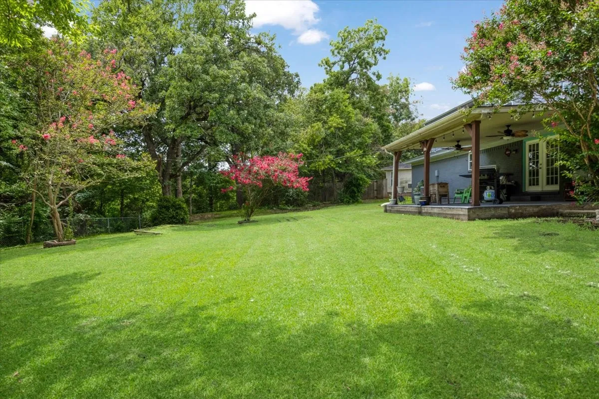 Single Family Residence For Sale in Grayson County , 2209 Ridgewood Drive, Sherman, Texas 75092, 4 Bedroom, 2 Bathroom, 2 Garage spaces, 3,079 Sqft, built in 1966, mls#21336680, Real Estate Agent in Sherman, Homes For Sale in Grayson county, Homes For Sale in Sherman, Realtor in Sherman Texas, Real Estate Brokerage Independent Realty Texas, Luminita Cordes Realtor