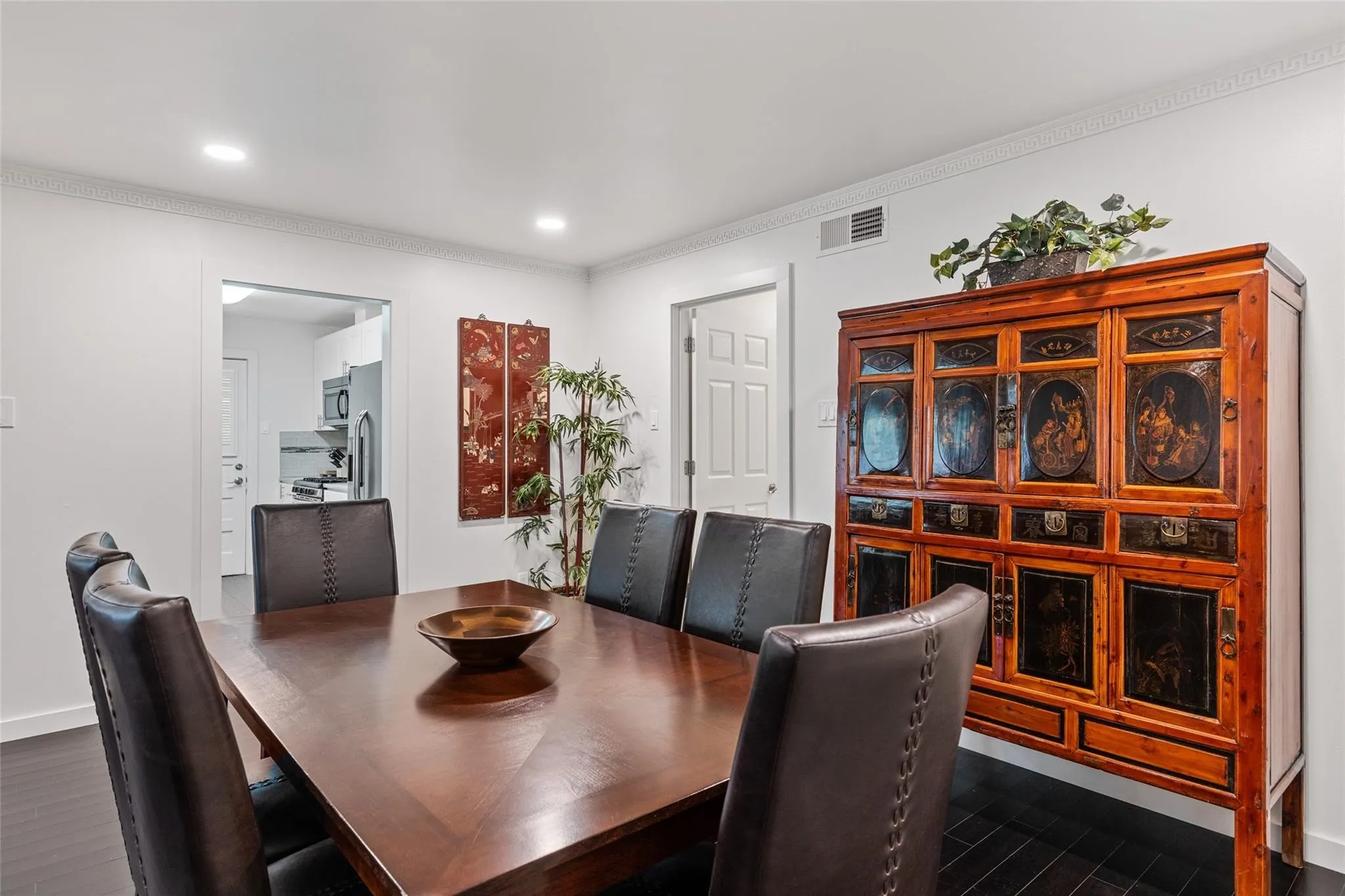 Duplex For Rent in Dallas County , 3545 Northwest Parkway, University Park, Texas 75225, 3 Bedroom, 2 Bathroom, Garage spaces, 1,676 Sqft, built in 1960, mls#21328701, Real Estate Agent in University Park, Homes For Rent in Dallas county, Homes For Rent in University Park, Realtor in University Park Texas, Real Estate Brokerage Independent Realty Texas, Luminita Cordes Realtor
