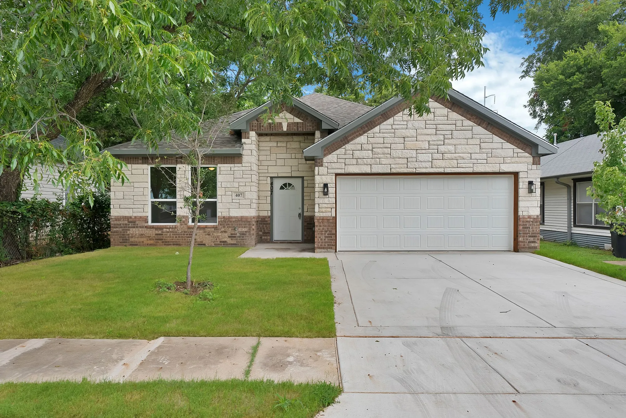 Single Family Residence For Sale in Johnson County , 407 E Willingham Street, Cleburne, Texas 76031, 3 Bedroom, 2 Bathroom, 2 Garage spaces, 2,200 Sqft, built in 2025, mls#21336890, Real Estate Agent in Cleburne, Homes For Sale in Johnson county, Homes For Sale in Cleburne, Realtor in Cleburne Texas, Real Estate Brokerage Independent Realty Texas, Luminita Cordes Realtor