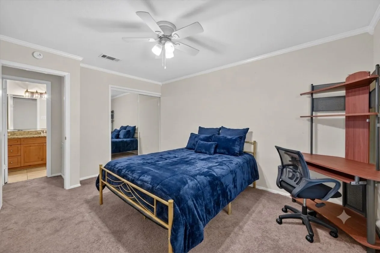 Carpeted room with a ceiling fan