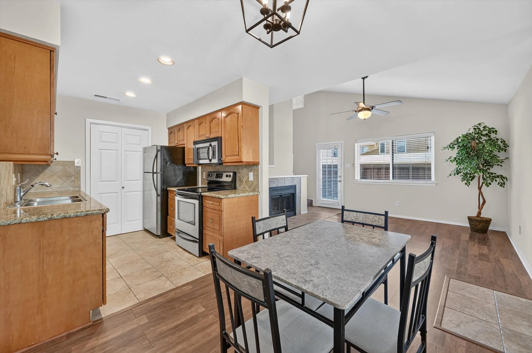 Condominium For Rent in Tarrant County , 5728 Cedar Creek Drive 5728, Benbrook, Texas 76109, 3 Bedroom, 2 Bathroom, Garage spaces, 1,155 Sqft, built in 1984, mls#21334035, Real Estate Agent in Benbrook, Homes For Rent in Tarrant county, Homes For Rent in Benbrook, Realtor in Benbrook Texas, Real Estate Brokerage Independent Realty Texas, Luminita Cordes Realtor
