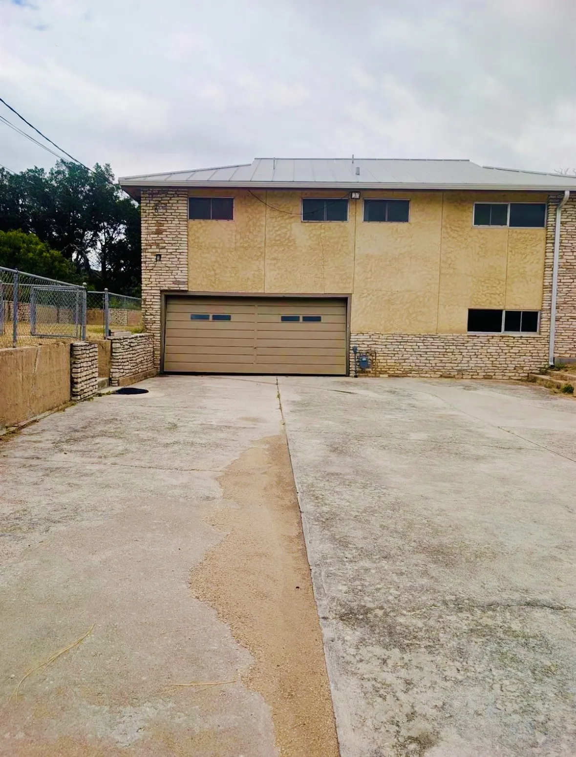 Single Family Residence For Sale in Kimble County , 120 Bluebonnet Drive, Junction, Texas 76849, 4 Bedroom, 3 Bathroom, 2 Garage spaces, 3,162 Sqft, built in 1957, mls#21335816, Real Estate Agent in Junction, Homes For Sale in Kimble county, Homes For Sale in Junction, Realtor in Junction Texas, Real Estate Brokerage Independent Realty Texas, Luminita Cordes Realtor