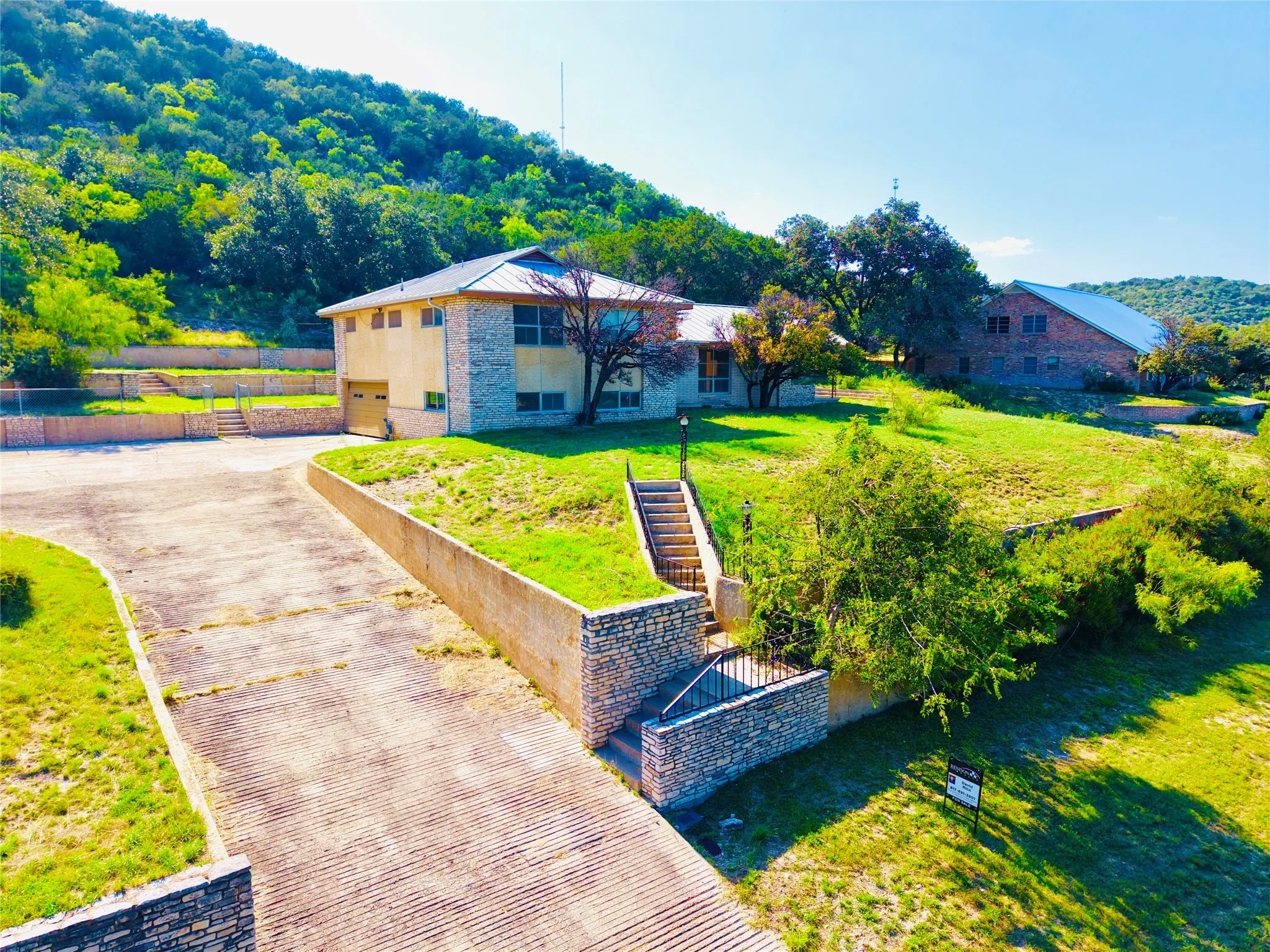 Single Family Residence For Sale in Kimble County , 120 Bluebonnet Drive, Junction, Texas 76849, 4 Bedroom, 3 Bathroom, 2 Garage spaces, 3,162 Sqft, built in 1957, mls#21335816, Real Estate Agent in Junction, Homes For Sale in Kimble county, Homes For Sale in Junction, Realtor in Junction Texas, Real Estate Brokerage Independent Realty Texas, Luminita Cordes Realtor
