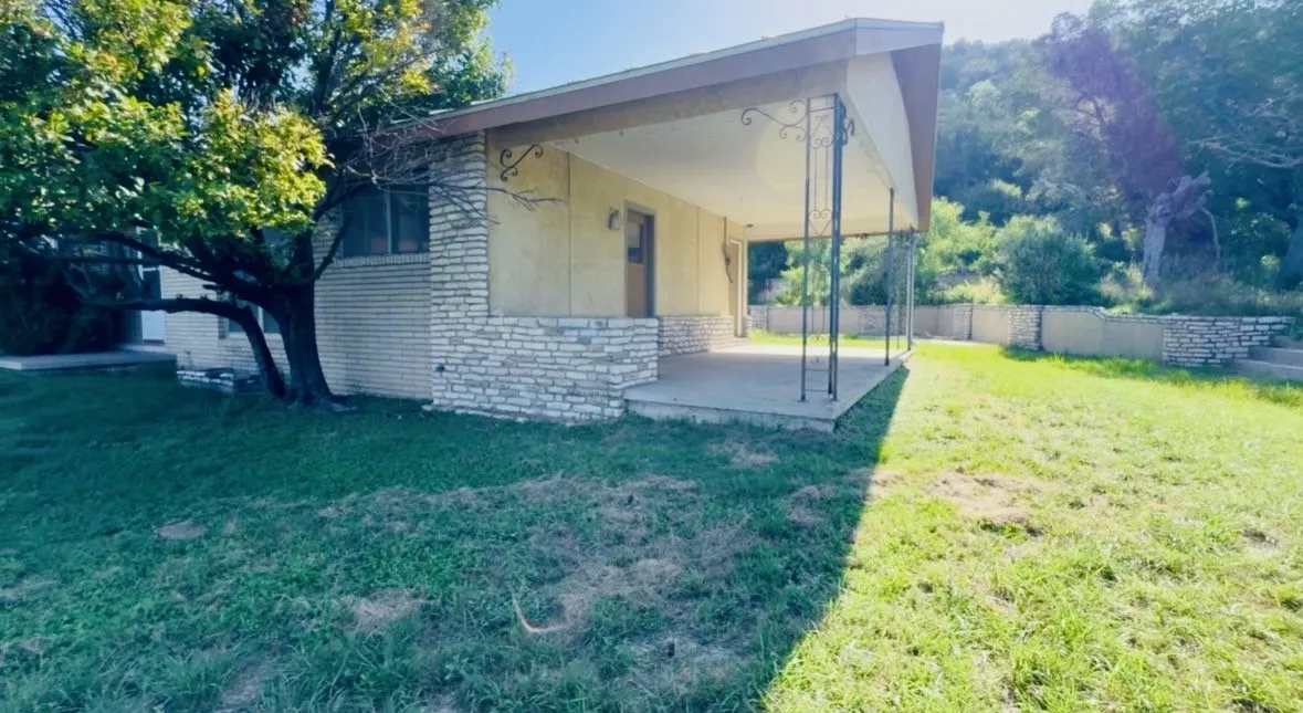 Single Family Residence For Sale in Kimble County , 120 Bluebonnet Drive, Junction, Texas 76849, 4 Bedroom, 3 Bathroom, 2 Garage spaces, 3,162 Sqft, built in 1957, mls#21335816, Real Estate Agent in Junction, Homes For Sale in Kimble county, Homes For Sale in Junction, Realtor in Junction Texas, Real Estate Brokerage Independent Realty Texas, Luminita Cordes Realtor