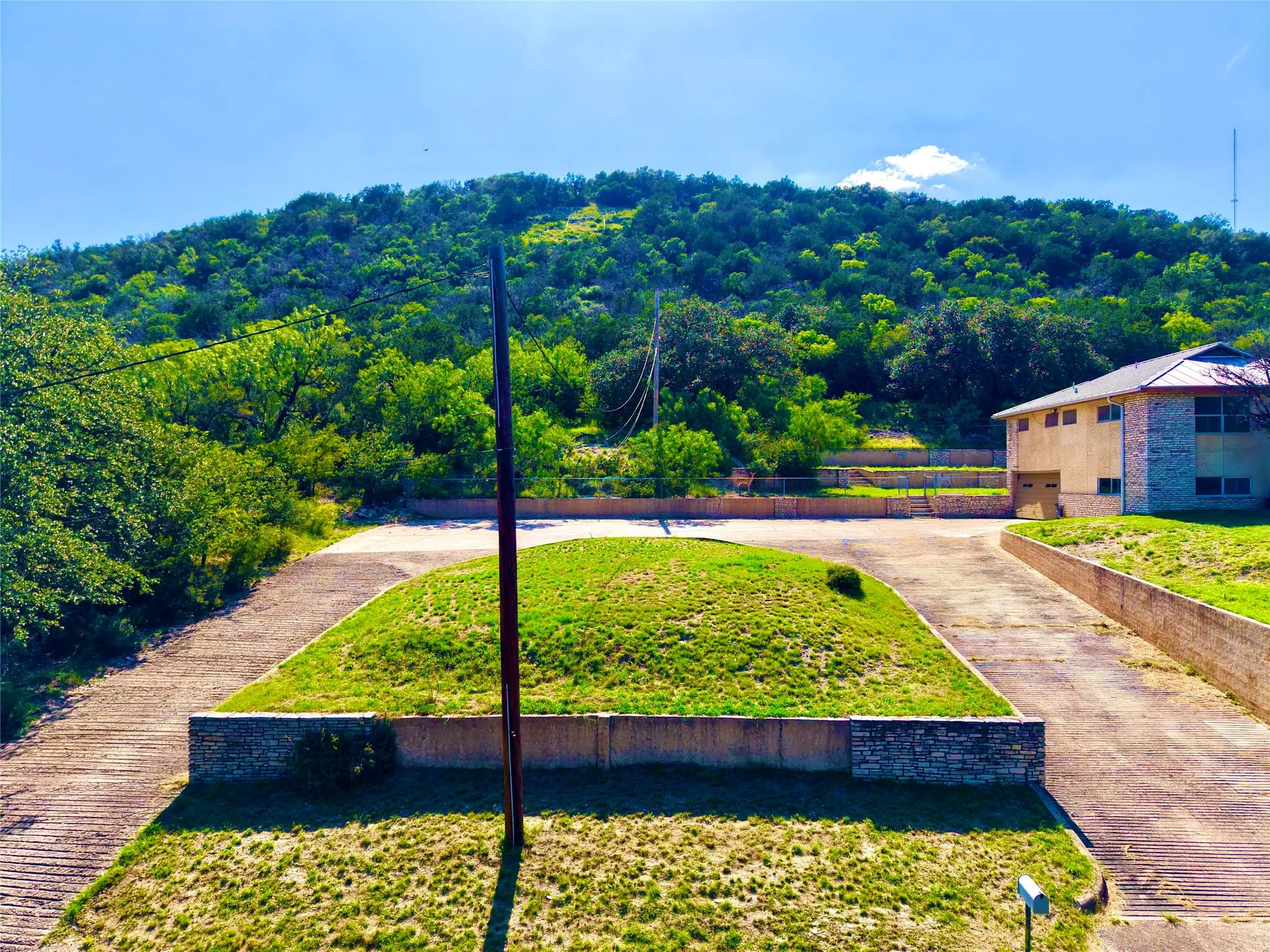 Single Family Residence For Sale in Kimble County , 120 Bluebonnet Drive, Junction, Texas 76849, 4 Bedroom, 3 Bathroom, 2 Garage spaces, 3,162 Sqft, built in 1957, mls#21335816, Real Estate Agent in Junction, Homes For Sale in Kimble county, Homes For Sale in Junction, Realtor in Junction Texas, Real Estate Brokerage Independent Realty Texas, Luminita Cordes Realtor