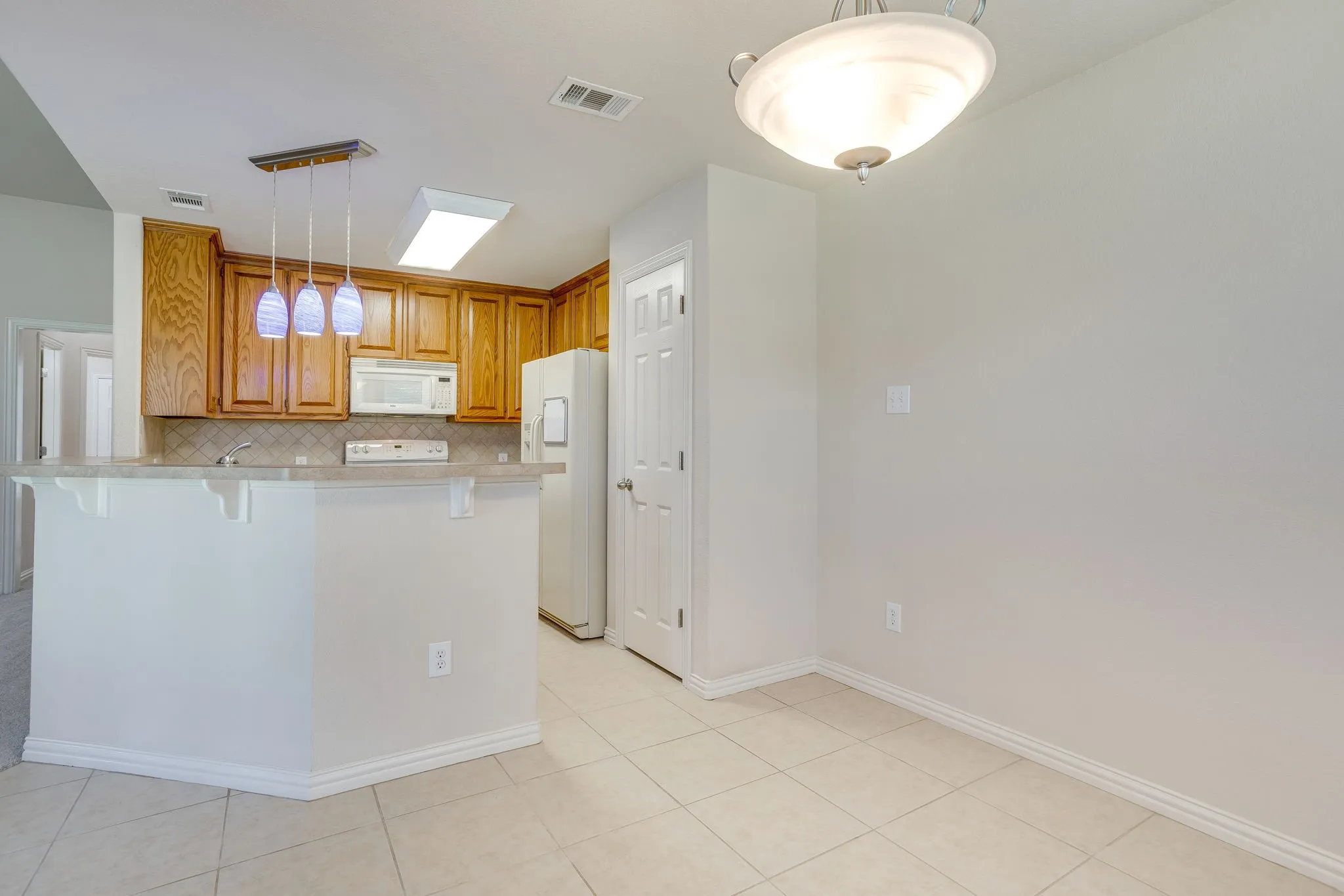 Single Family Residence For Sale in Johnson County , 705 Carmen Ana Avenue, Grandview, Texas 76050, 4 Bedroom, 2 Bathroom, 2 Garage spaces, 1,574 Sqft, built in 2006, mls#21336501, Real Estate Agent in Grandview, Homes For Sale in Johnson county, Homes For Sale in Grandview, Realtor in Grandview Texas, Real Estate Brokerage Independent Realty Texas, Luminita Cordes Realtor