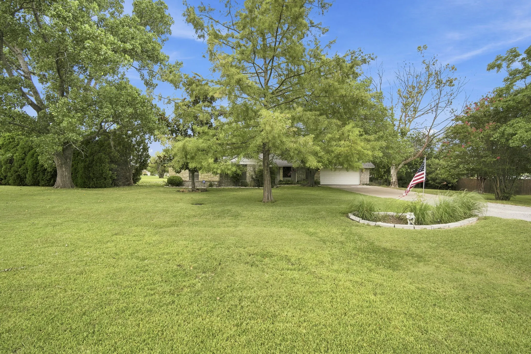 Single Family Residence For Sale in Ellis County , 1215 Butcher Road, Waxahachie, Texas 75165, 3 Bedroom, 2 Bathroom, 2 Garage spaces, 1,638 Sqft, built in 1983, Price $335,000, mls#21335915, Real Estate Agent in Waxahachie, Homes For Sale in Ellis county, Homes For Sale in Waxahachie, Realtor in Waxahachie Texas, Real Estate Brokerage Independent Realty Texas, Luminita Cordes Realtor