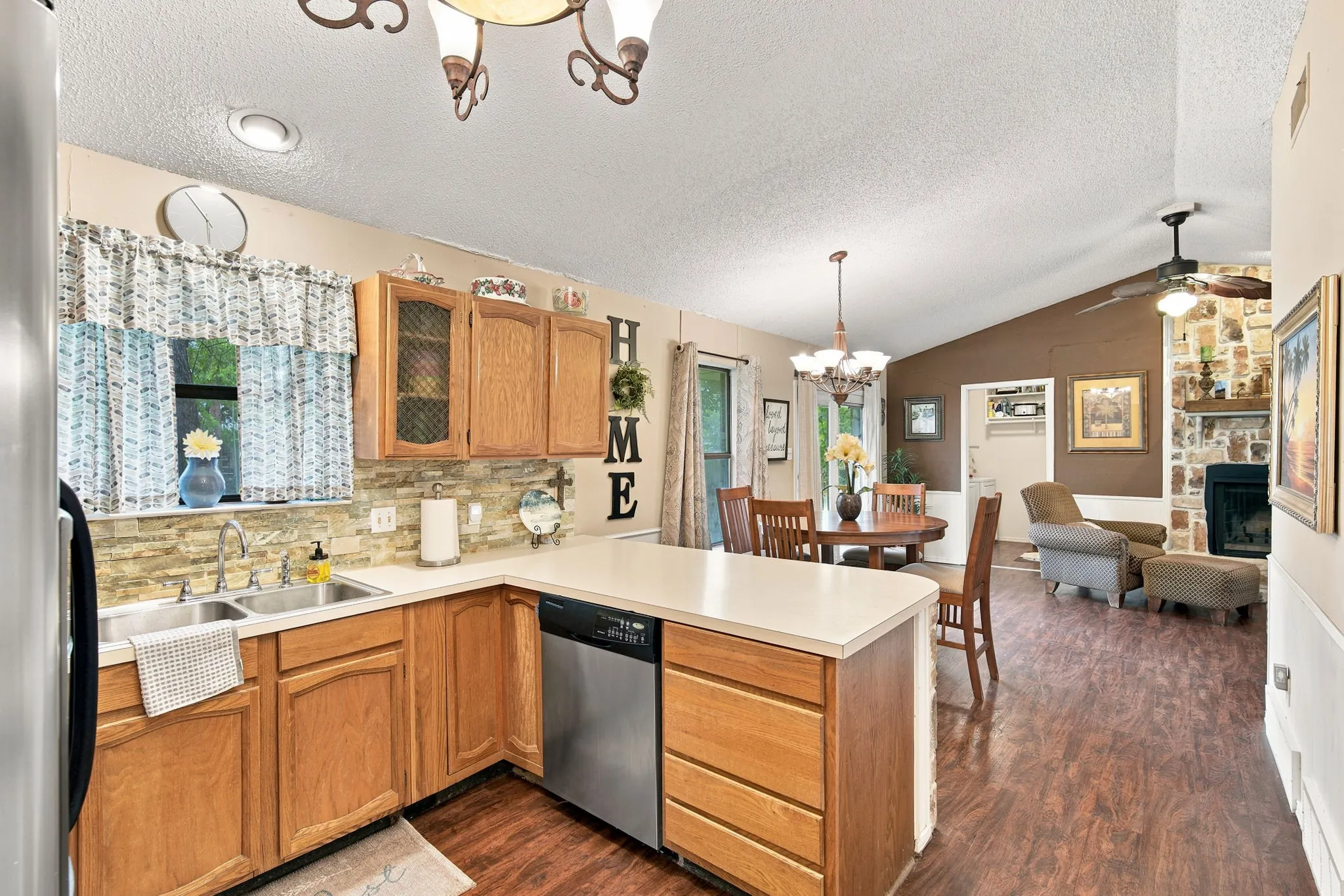 Single Family Residence For Sale in Ellis County , 1215 Butcher Road, Waxahachie, Texas 75165, 3 Bedroom, 2 Bathroom, 2 Garage spaces, 1,638 Sqft, built in 1983, Price $335,000, mls#21335915, Real Estate Agent in Waxahachie, Homes For Sale in Ellis county, Homes For Sale in Waxahachie, Realtor in Waxahachie Texas, Real Estate Brokerage Independent Realty Texas, Luminita Cordes Realtor