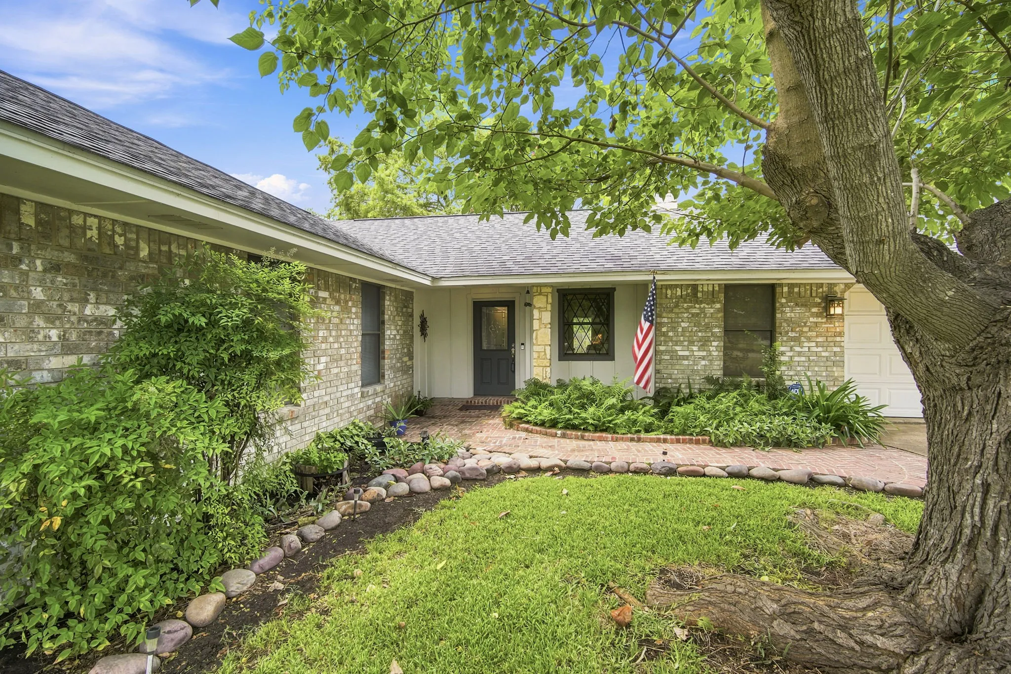 Single Family Residence For Sale in Ellis County , 1215 Butcher Road, Waxahachie, Texas 75165, 3 Bedroom, 2 Bathroom, 2 Garage spaces, 1,638 Sqft, built in 1983, Price $335,000, mls#21335915, Real Estate Agent in Waxahachie, Homes For Sale in Ellis county, Homes For Sale in Waxahachie, Realtor in Waxahachie Texas, Real Estate Brokerage Independent Realty Texas, Luminita Cordes Realtor