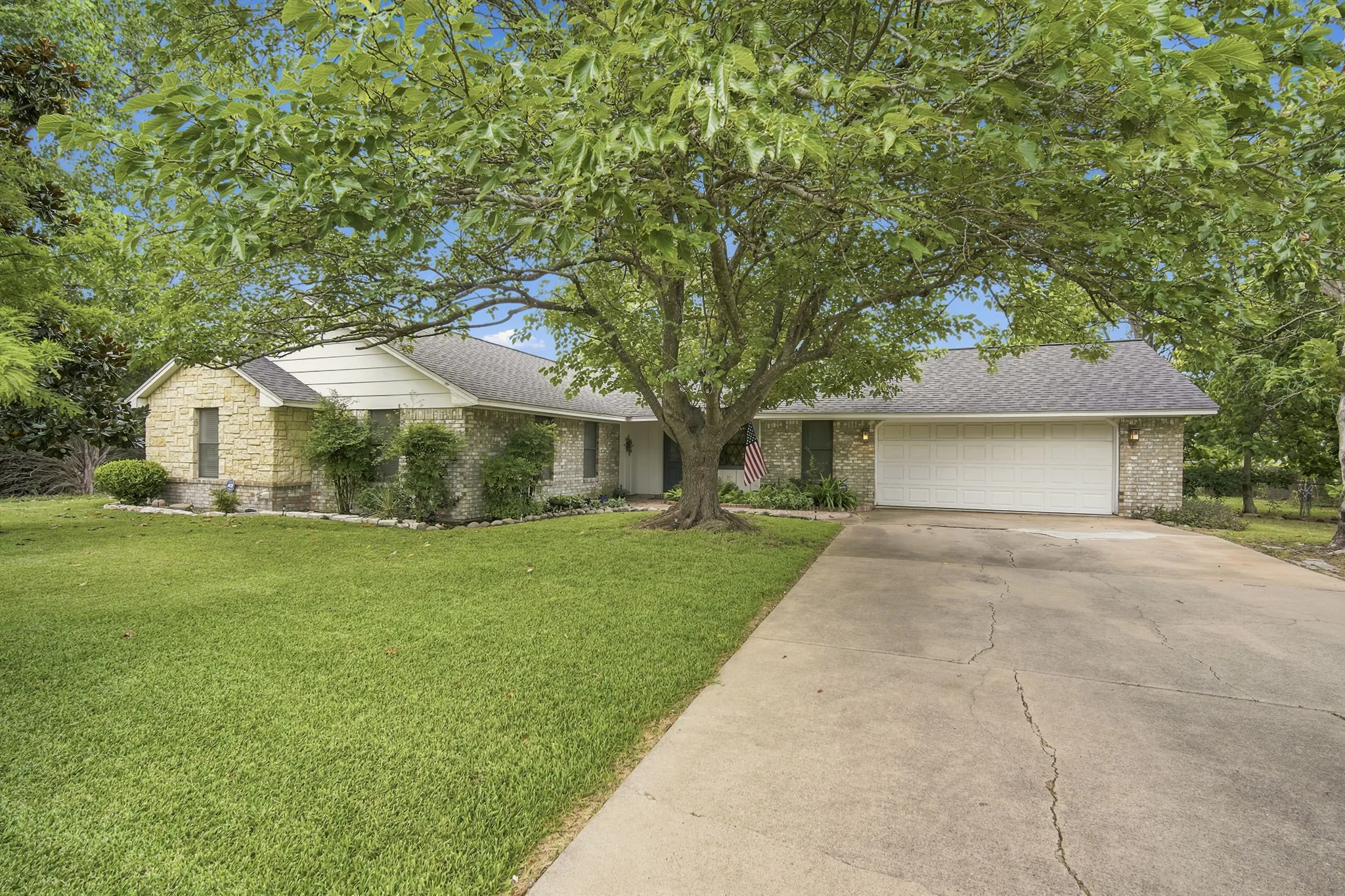 Single Family Residence For Sale in Ellis County , 1215 Butcher Road, Waxahachie, Texas 75165, 3 Bedroom, 2 Bathroom, 2 Garage spaces, 1,638 Sqft, built in 1983, Price $335,000, mls#21335915, Real Estate Agent in Waxahachie, Homes For Sale in Ellis county, Homes For Sale in Waxahachie, Realtor in Waxahachie Texas, Real Estate Brokerage Independent Realty Texas, Luminita Cordes Realtor