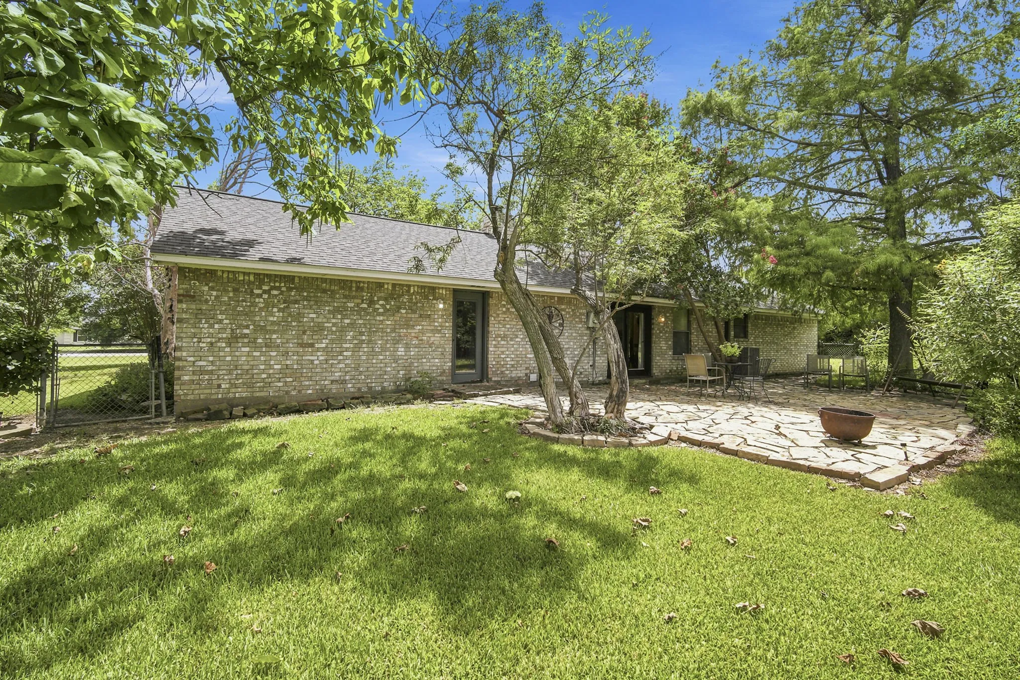 Single Family Residence For Sale in Ellis County , 1215 Butcher Road, Waxahachie, Texas 75165, 3 Bedroom, 2 Bathroom, 2 Garage spaces, 1,638 Sqft, built in 1983, Price $335,000, mls#21335915, Real Estate Agent in Waxahachie, Homes For Sale in Ellis county, Homes For Sale in Waxahachie, Realtor in Waxahachie Texas, Real Estate Brokerage Independent Realty Texas, Luminita Cordes Realtor