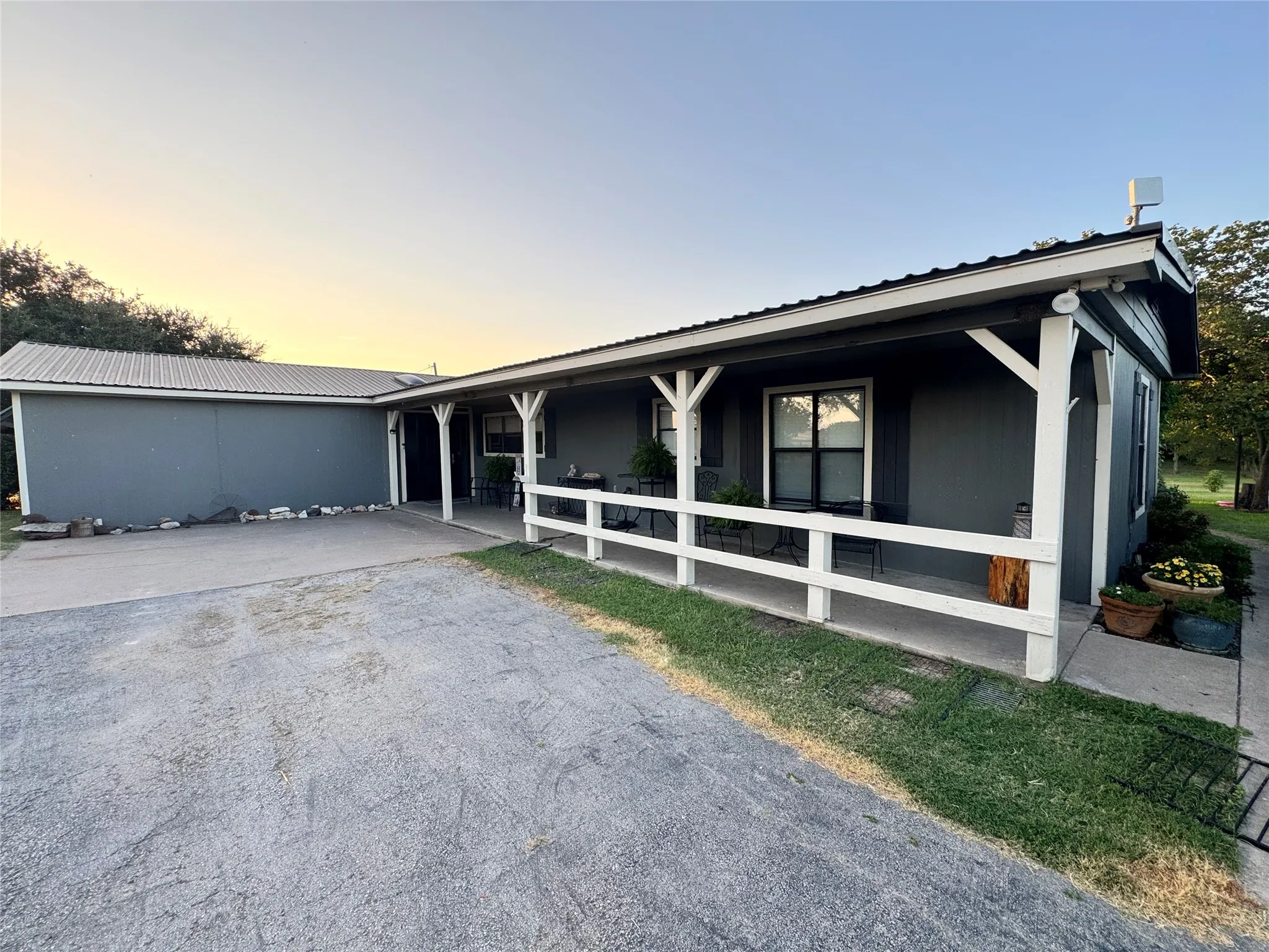 Single Family Residence For Sale in Navarro County , 550 Brookshire Street, Powell, Texas 75153, 4 Bedroom, 3 Bathroom, Garage spaces, 2,908 Sqft, built in 1997, mls#21327165, Real Estate Agent in Powell, Homes For Sale in Navarro county, Homes For Sale in Powell, Realtor in Powell Texas, Real Estate Brokerage Independent Realty Texas, Luminita Cordes Realtor