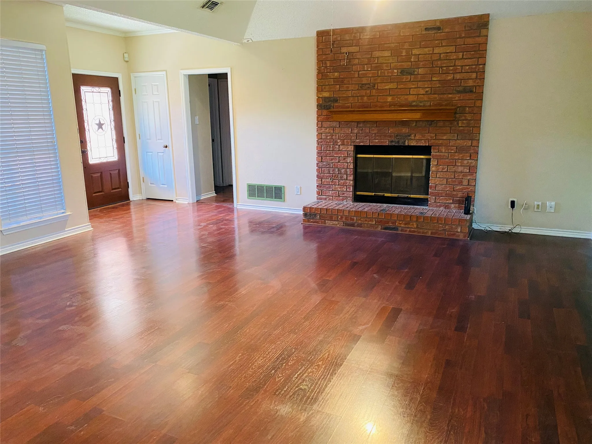 Single Family Residence For Rent in Dallas County , 4744 Montego Bay Drive, Irving, Texas 75038, 3 Bedroom, 2 Bathroom, 2 Garage spaces, 1,788 Sqft, built in 1985, mls#21336911, Real Estate Agent in Irving, Homes For Rent in Dallas county, Homes For Rent in Irving, Realtor in Irving Texas, Real Estate Brokerage Independent Realty Texas, Luminita Cordes Realtor