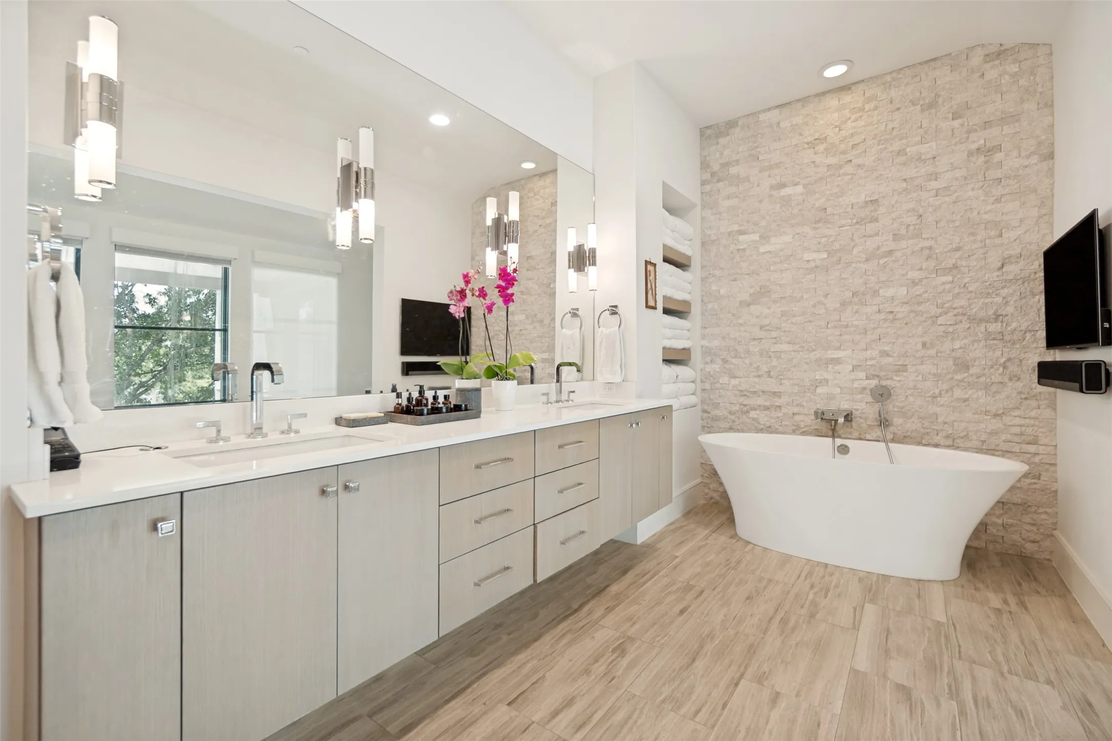 Condominium For Sale in Dallas County , 4502 Abbott Avenue 317, Highland Park, Texas 75205, 2 Bedroom, 3 Bathroom, 3 Garage spaces, 2,208 Sqft, built in 2015, mls#21336570, Real Estate Agent in Highland Park, Homes For Sale in Dallas county, Homes For Sale in Highland Park, Realtor in Highland Park Texas, Real Estate Brokerage Independent Realty Texas, Luminita Cordes Realtor
