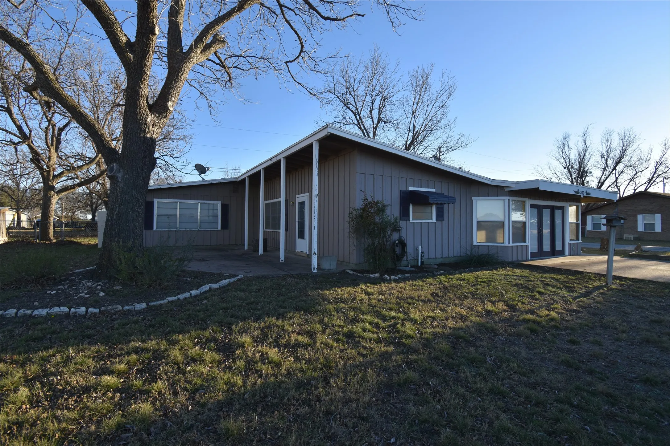 Single Family Residence For Sale in Mc Culloch County , 300 N Shore, Brady, Texas 76825, 2 Bedroom, 1 Bathroom, Garage spaces, 1,404 Sqft, built in 1972, mls#21336834, Real Estate Agent in Brady, Homes For Sale in Mc Culloch county, Homes For Sale in Brady, Realtor in Brady Texas, Real Estate Brokerage Independent Realty Texas, Luminita Cordes Realtor