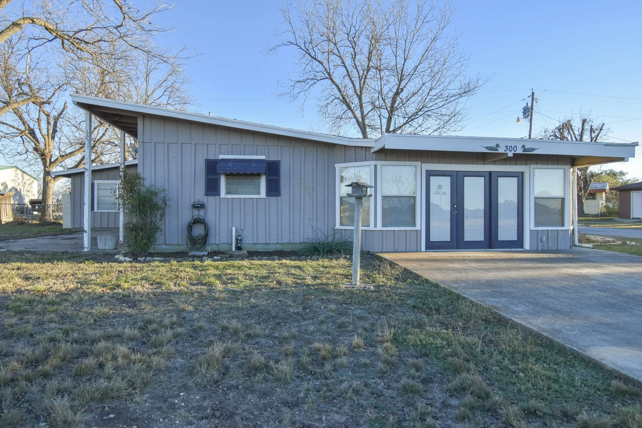 Single Family Residence For Sale in Mc Culloch County , 300 N Shore, Brady, Texas 76825, 2 Bedroom, 1 Bathroom, Garage spaces, 1,404 Sqft, built in 1972, mls#21336834, Real Estate Agent in Brady, Homes For Sale in Mc Culloch county, Homes For Sale in Brady, Realtor in Brady Texas, Real Estate Brokerage Independent Realty Texas, Luminita Cordes Realtor