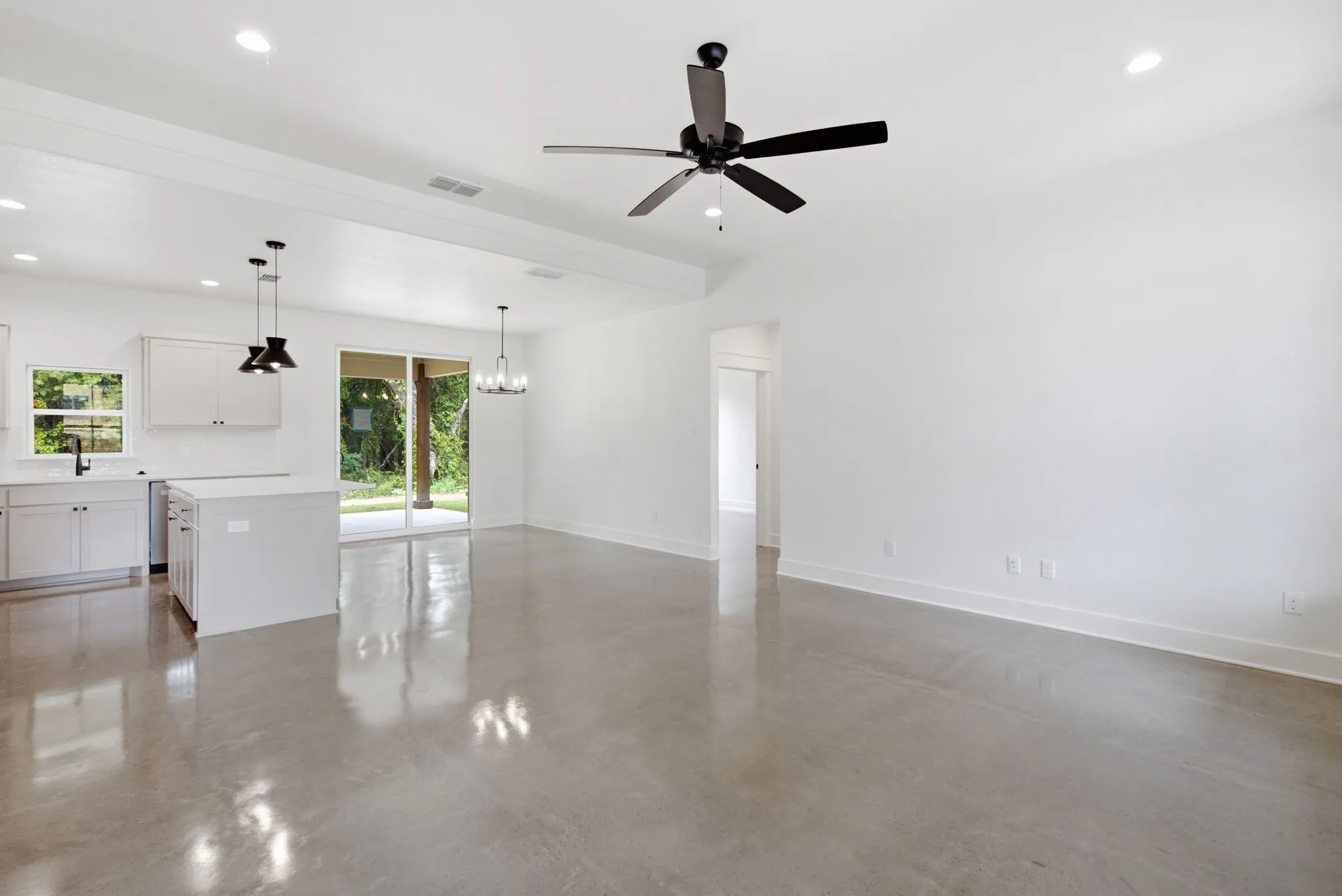 Single Family Residence For Sale in Parker County , 124 Graystone, Weatherford, Texas 76088, 3 Bedroom, 2 Bathroom, 2 Garage spaces, 1,672 Sqft, built in 2026, mls#21336914, Real Estate Agent in Weatherford, Homes For Sale in Parker county, Homes For Sale in Weatherford, Realtor in Weatherford Texas, Real Estate Brokerage Independent Realty Texas, Luminita Cordes Realtor