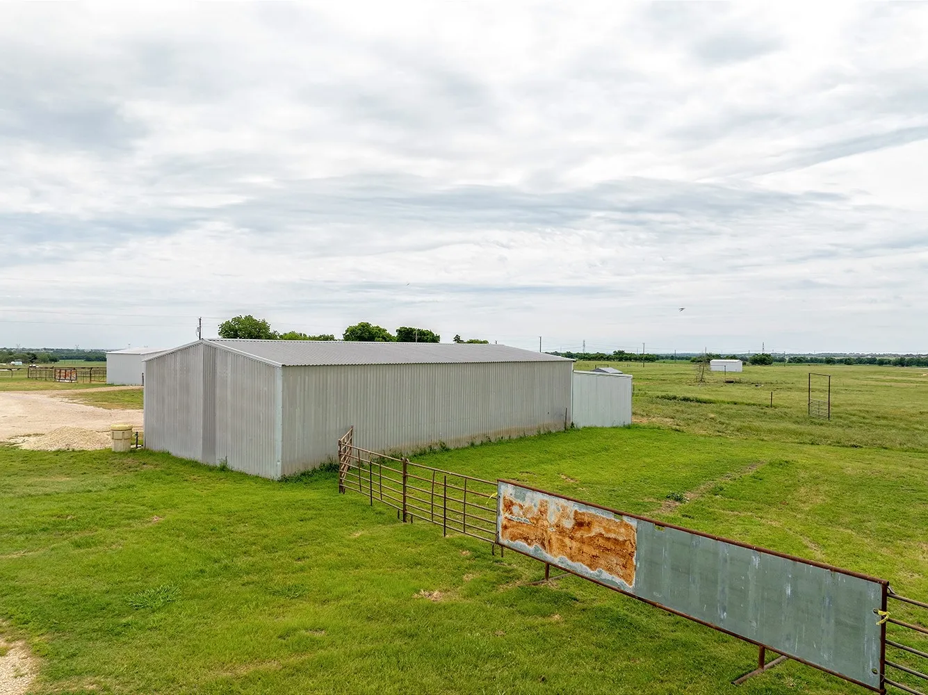 1,800 sq ft equipment shed with attached 720 loafing shed