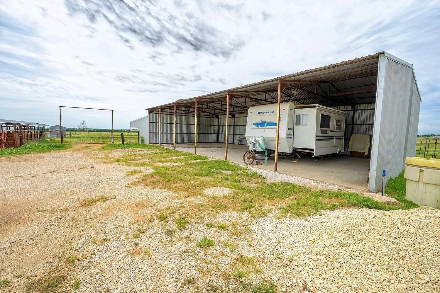 1,800 sq ft equipment shed with attached 720 loafing shed