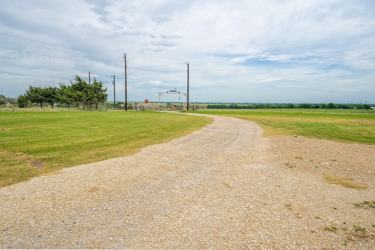 Single Family Residence For Sale in Cooke County , 1010 County Road 382, Era, Texas 76238, 1 Bedroom, 1 Bathroom, Garage spaces, 900 Sqft, built in 2020, mls#21335243, Real Estate Agent in Era, Homes For Sale in Cooke county, Homes For Sale in Era, Realtor in Era Texas, Real Estate Brokerage Independent Realty Texas, Luminita Cordes Realtor