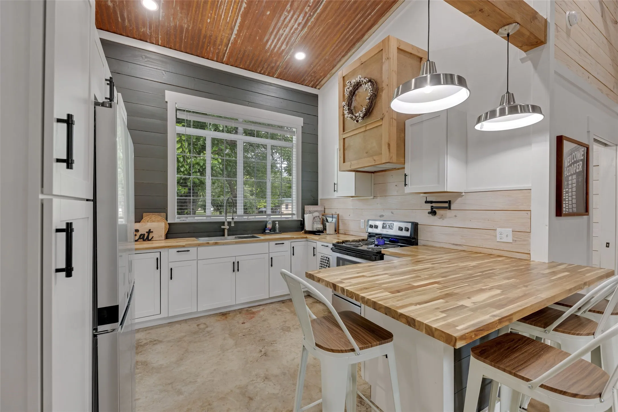 Single Family Residence For Sale in Delta County , 800 SW 9th, Cooper, Texas 75432, 2 Bedroom, 1 Bathroom, 2 Garage spaces, 1,800 Sqft, built in 1900, mls#21336167, Real Estate Agent in Cooper, Homes For Sale in Delta county, Homes For Sale in Cooper, Realtor in Cooper Texas, Real Estate Brokerage Independent Realty Texas, Luminita Cordes Realtor