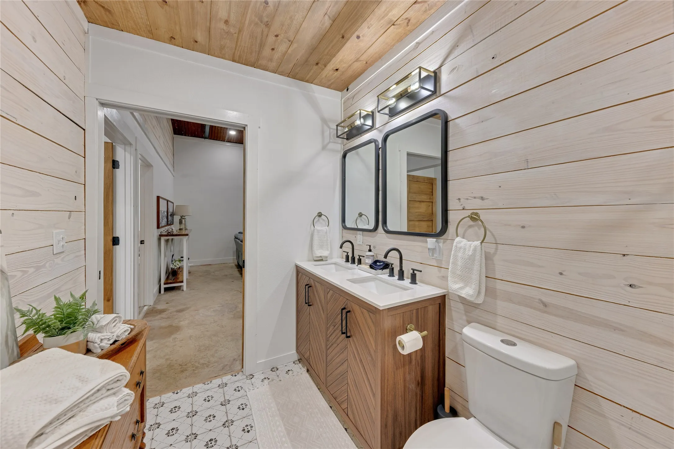 Single Family Residence For Sale in Delta County , 800 SW 9th, Cooper, Texas 75432, 2 Bedroom, 1 Bathroom, 2 Garage spaces, 1,800 Sqft, built in 1900, mls#21336167, Real Estate Agent in Cooper, Homes For Sale in Delta county, Homes For Sale in Cooper, Realtor in Cooper Texas, Real Estate Brokerage Independent Realty Texas, Luminita Cordes Realtor