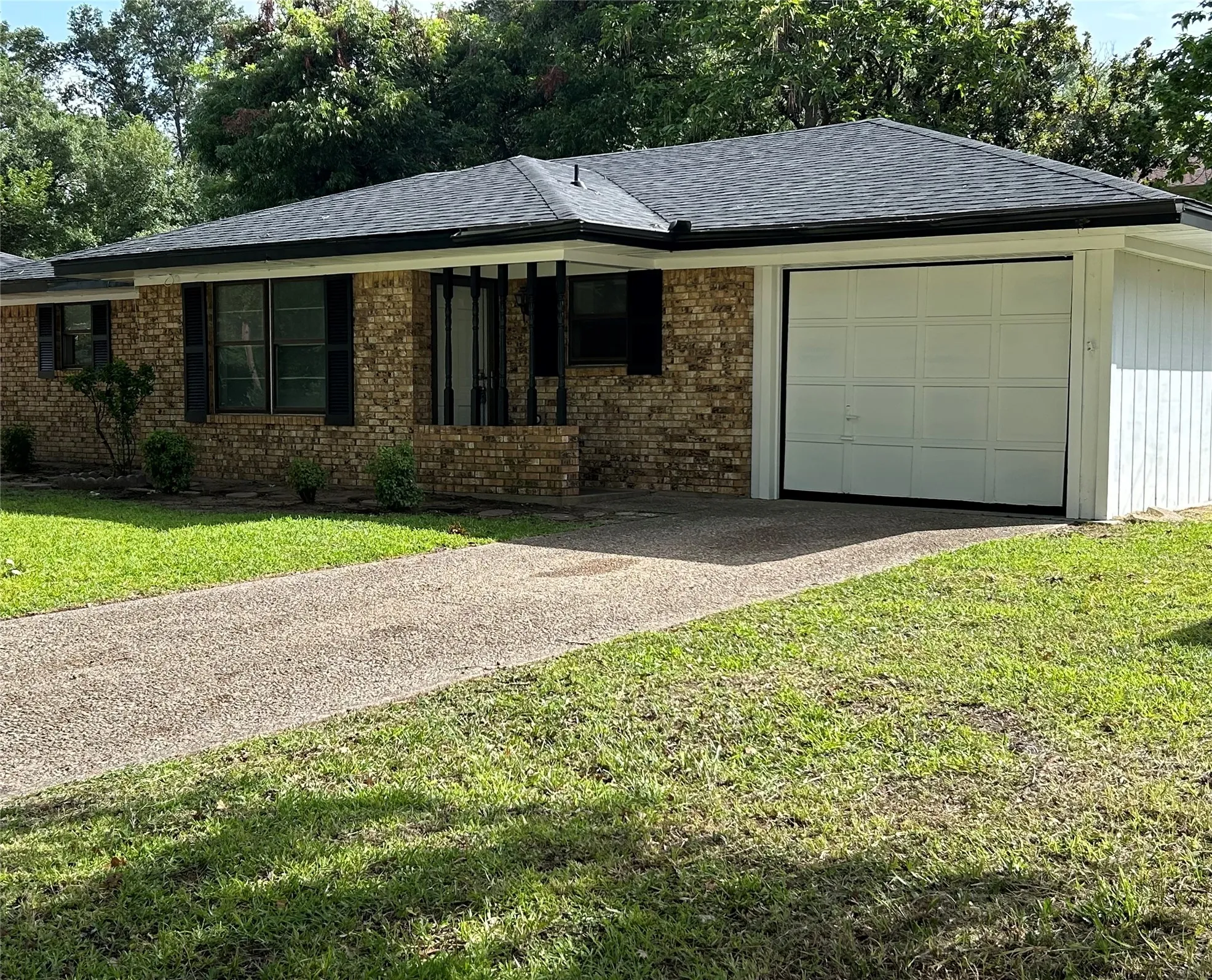 Single Family Residence For Sale in Navarro County , 900 N 23 1/2 Street, Corsicana, Texas 75110, 3 Bedroom, 2 Bathroom, 1 Garage spaces, 1,450 Sqft, built in 1966, mls#21333971, Real Estate Agent in Corsicana, Homes For Sale in Navarro county, Homes For Sale in Corsicana, Realtor in Corsicana Texas, Real Estate Brokerage Independent Realty Texas, Luminita Cordes Realtor
