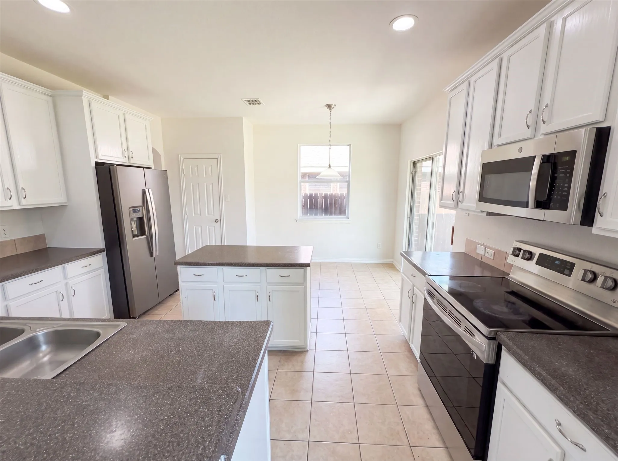 Single Family Residence For Sale in Denton County , 1421 Sparrow Drive, Little Elm, Texas 75068, 3 Bedroom, 3 Bathroom, 2 Garage spaces, 2,517 Sqft, built in 2007, mls#21336956, Real Estate Agent in Little Elm, Homes For Sale in Denton county, Homes For Sale in Little Elm, Realtor in Little Elm Texas, Real Estate Brokerage Independent Realty Texas, Luminita Cordes Realtor