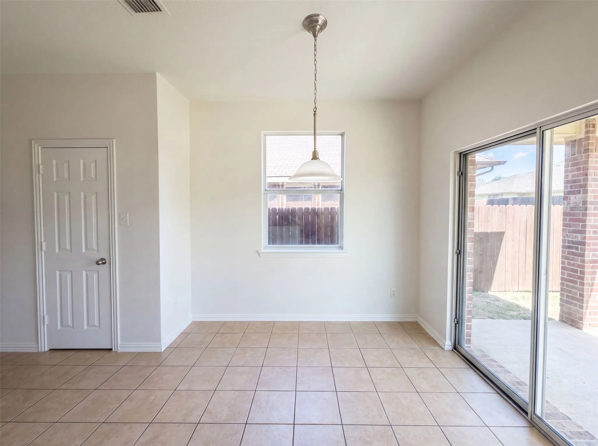 Single Family Residence For Sale in Denton County , 1421 Sparrow Drive, Little Elm, Texas 75068, 3 Bedroom, 3 Bathroom, 2 Garage spaces, 2,517 Sqft, built in 2007, mls#21336956, Real Estate Agent in Little Elm, Homes For Sale in Denton county, Homes For Sale in Little Elm, Realtor in Little Elm Texas, Real Estate Brokerage Independent Realty Texas, Luminita Cordes Realtor