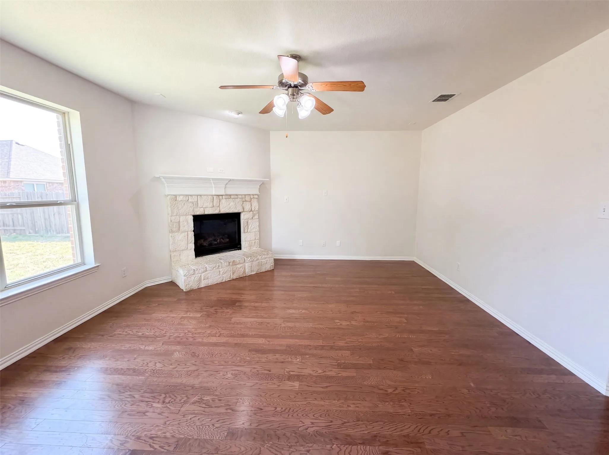 Single Family Residence For Sale in Denton County , 1421 Sparrow Drive, Little Elm, Texas 75068, 3 Bedroom, 3 Bathroom, 2 Garage spaces, 2,517 Sqft, built in 2007, mls#21336956, Real Estate Agent in Little Elm, Homes For Sale in Denton county, Homes For Sale in Little Elm, Realtor in Little Elm Texas, Real Estate Brokerage Independent Realty Texas, Luminita Cordes Realtor