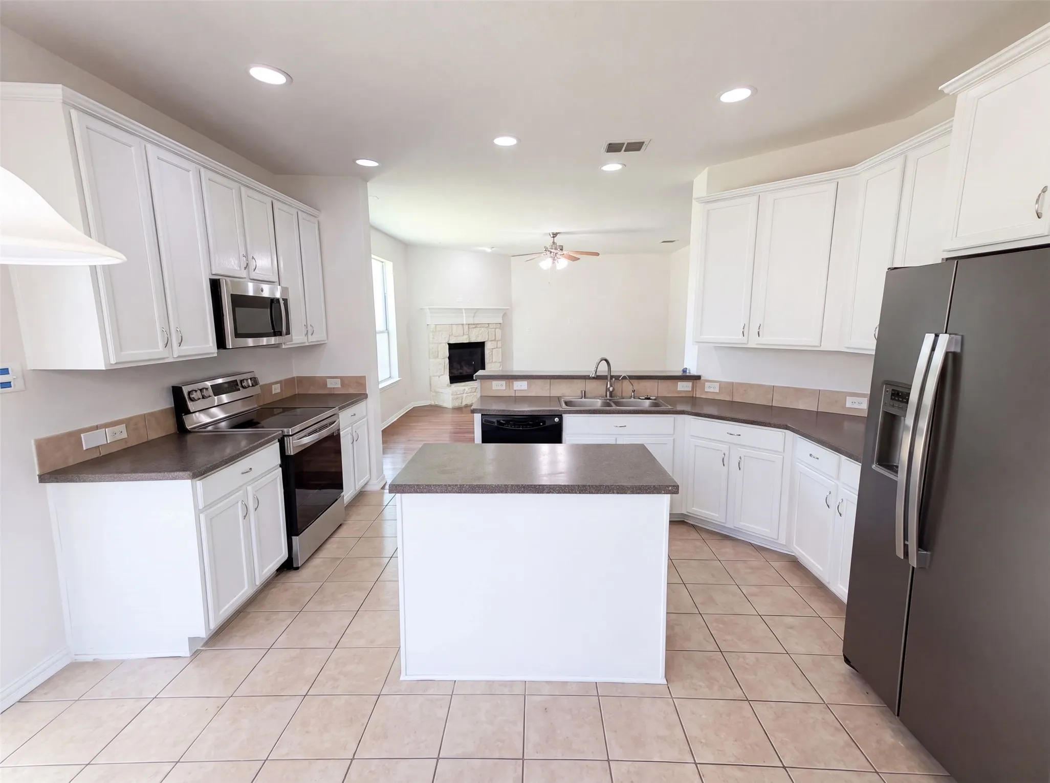 Single Family Residence For Sale in Denton County , 1421 Sparrow Drive, Little Elm, Texas 75068, 3 Bedroom, 3 Bathroom, 2 Garage spaces, 2,517 Sqft, built in 2007, mls#21336956, Real Estate Agent in Little Elm, Homes For Sale in Denton county, Homes For Sale in Little Elm, Realtor in Little Elm Texas, Real Estate Brokerage Independent Realty Texas, Luminita Cordes Realtor