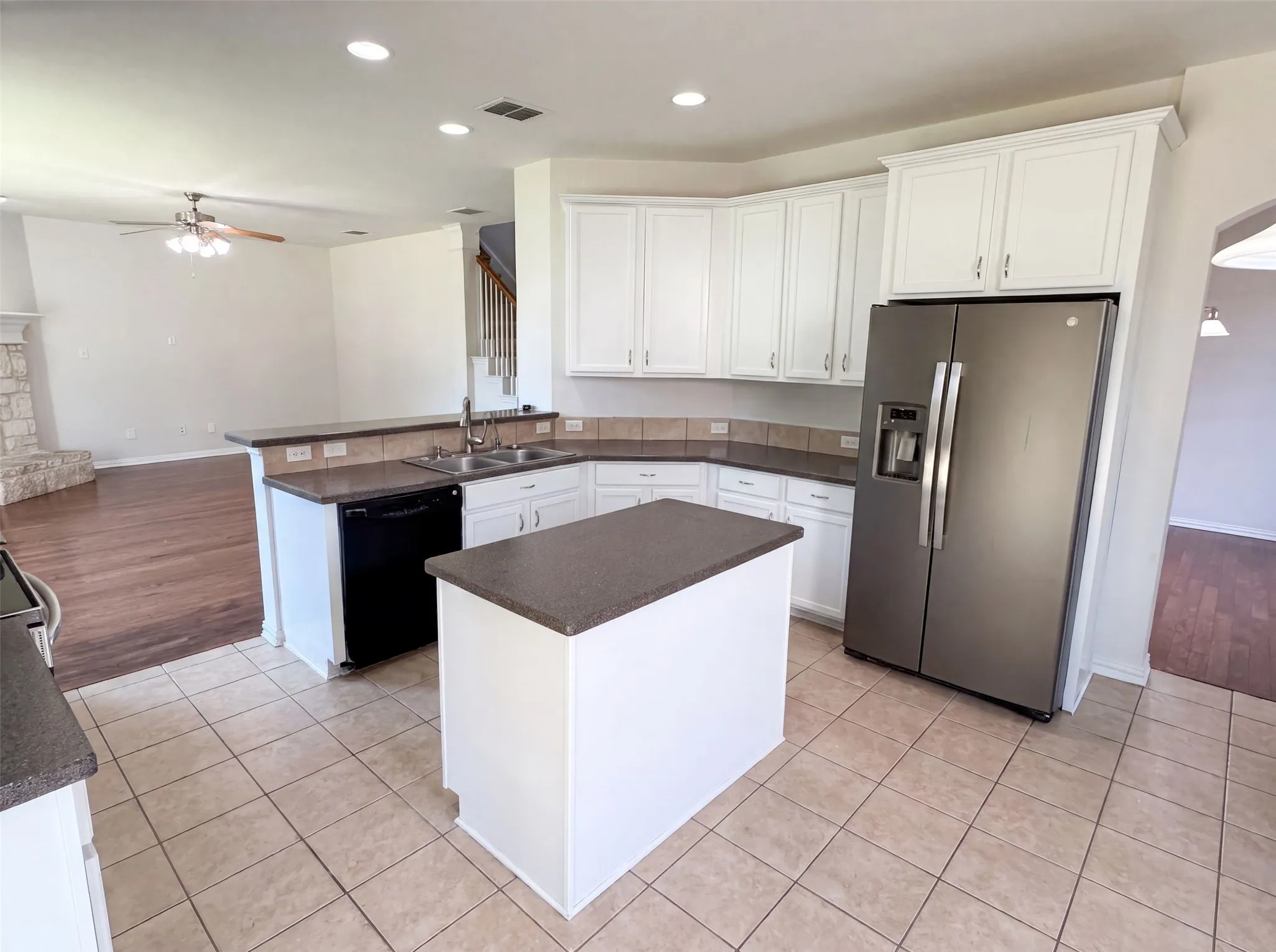 Single Family Residence For Sale in Denton County , 1421 Sparrow Drive, Little Elm, Texas 75068, 3 Bedroom, 3 Bathroom, 2 Garage spaces, 2,517 Sqft, built in 2007, mls#21336956, Real Estate Agent in Little Elm, Homes For Sale in Denton county, Homes For Sale in Little Elm, Realtor in Little Elm Texas, Real Estate Brokerage Independent Realty Texas, Luminita Cordes Realtor