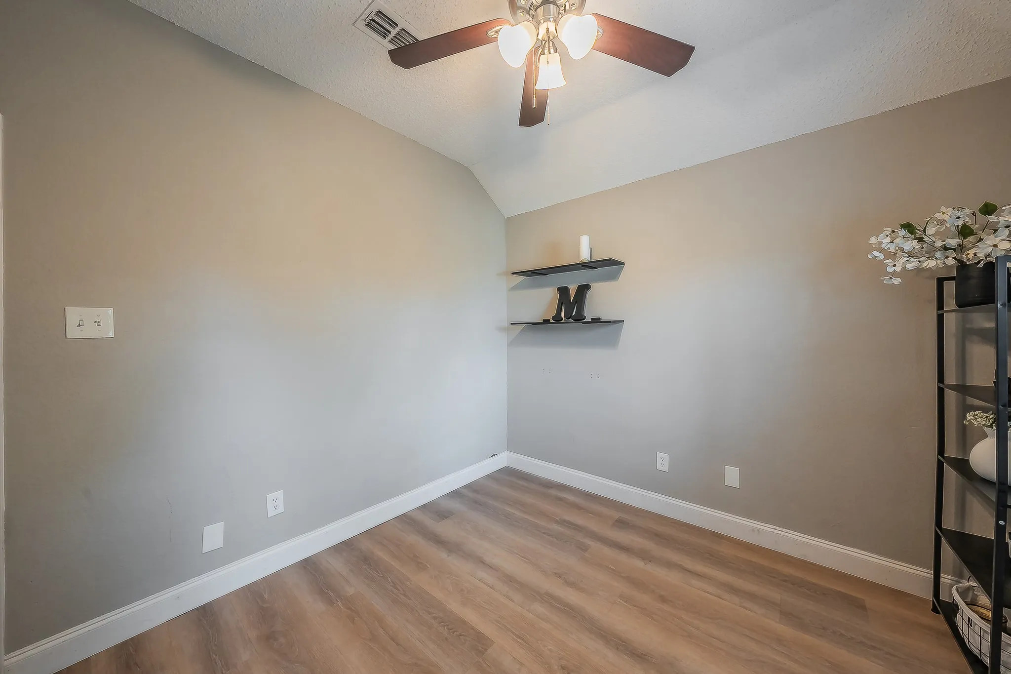 Single Family Residence For Sale in Tarrant County , 9948 Pack Saddle Trail, Fort Worth, Texas 76108, 3 Bedroom, 2 Bathroom, 2 Garage spaces, 1,354 Sqft, built in 1988, mls#21336150, Real Estate Agent in Fort Worth, Homes For Sale in Tarrant county, Homes For Sale in Fort Worth, Realtor in Fort Worth Texas, Real Estate Brokerage Independent Realty Texas, Luminita Cordes Realtor