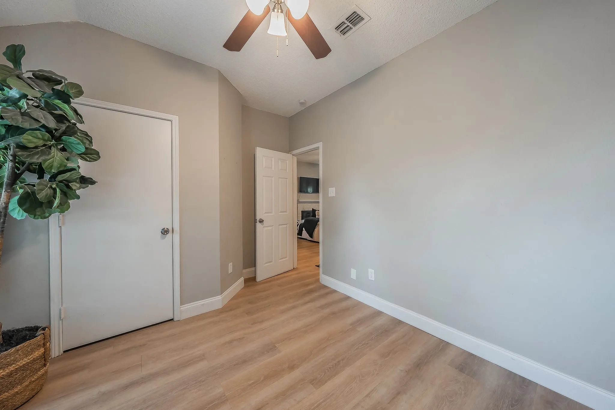 Single Family Residence For Sale in Tarrant County , 9948 Pack Saddle Trail, Fort Worth, Texas 76108, 3 Bedroom, 2 Bathroom, 2 Garage spaces, 1,354 Sqft, built in 1988, mls#21336150, Real Estate Agent in Fort Worth, Homes For Sale in Tarrant county, Homes For Sale in Fort Worth, Realtor in Fort Worth Texas, Real Estate Brokerage Independent Realty Texas, Luminita Cordes Realtor