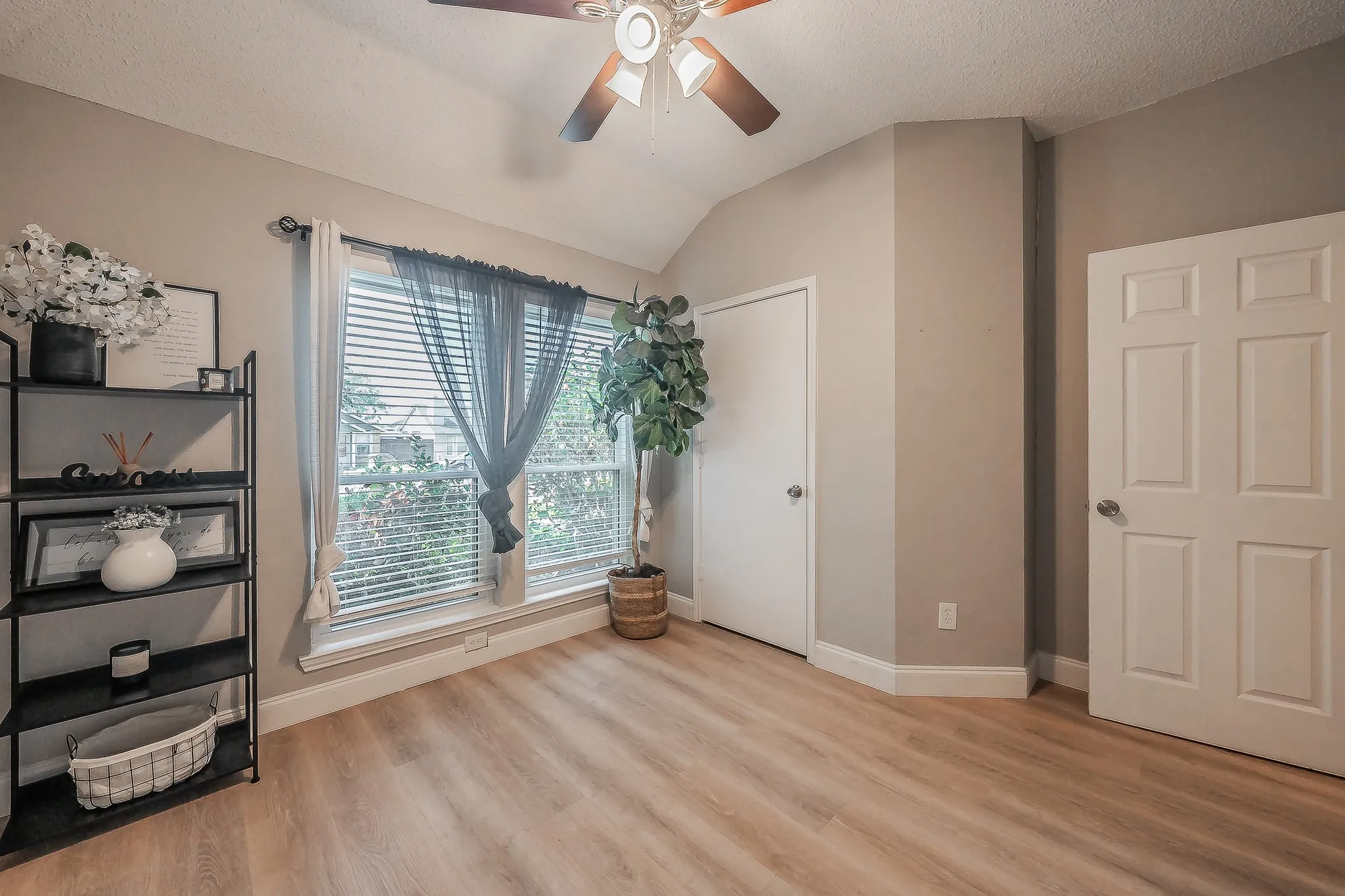 Single Family Residence For Sale in Tarrant County , 9948 Pack Saddle Trail, Fort Worth, Texas 76108, 3 Bedroom, 2 Bathroom, 2 Garage spaces, 1,354 Sqft, built in 1988, mls#21336150, Real Estate Agent in Fort Worth, Homes For Sale in Tarrant county, Homes For Sale in Fort Worth, Realtor in Fort Worth Texas, Real Estate Brokerage Independent Realty Texas, Luminita Cordes Realtor