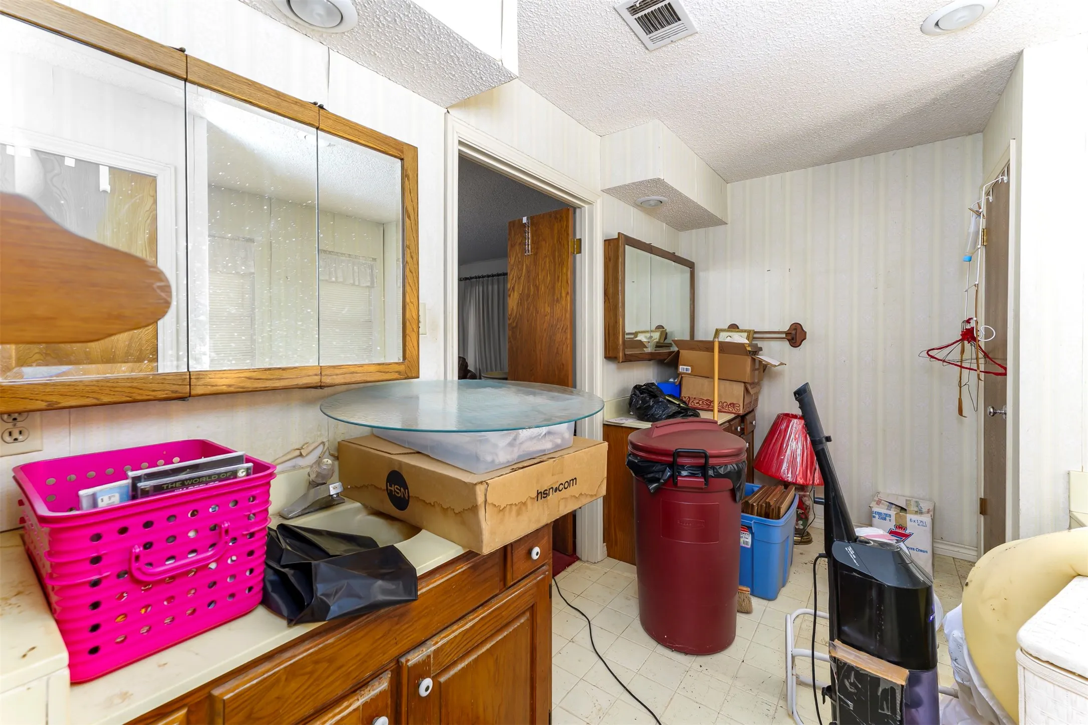 Single Family Residence For Sale in Tarrant County , 709 Cooks Lane, Fort Worth, Texas 76120, 3 Bedrooms, 3 Bathrooms, Garage spaces, 2,400 Sqft, built in 1968, Price $750,000, mls#21336472, Real Estate Agent in Fort Worth, Homes For Sale in Tarrant county, Homes For Sale in Fort Worth, Realtor in Fort Worth Texas, Real Estate Brokerage Independent Realty Texas, Luminita Cordes Realtor
