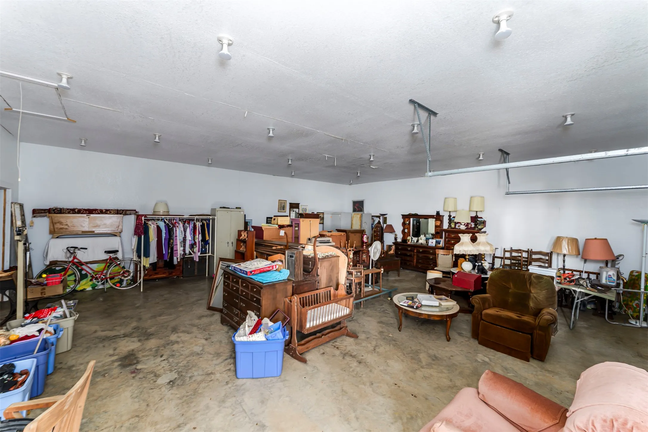 Single Family Residence For Sale in Tarrant County , 709 Cooks Lane, Fort Worth, Texas 76120, 3 Bedrooms, 3 Bathrooms, Garage spaces, 2,400 Sqft, built in 1968, Price $750,000, mls#21336472, Real Estate Agent in Fort Worth, Homes For Sale in Tarrant county, Homes For Sale in Fort Worth, Realtor in Fort Worth Texas, Real Estate Brokerage Independent Realty Texas, Luminita Cordes Realtor