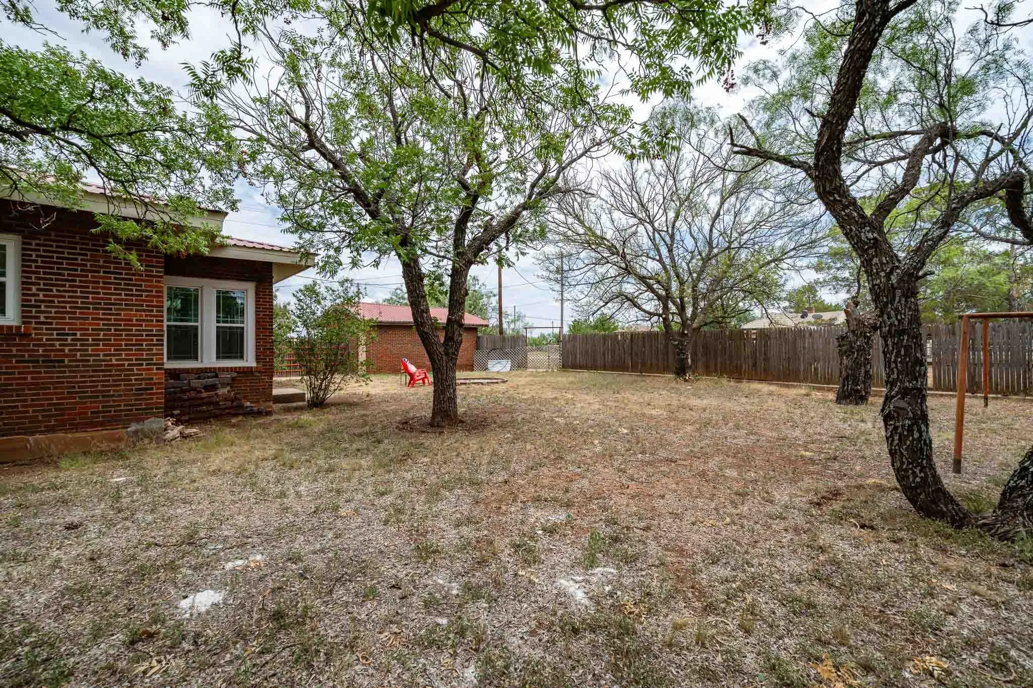 Single Family Residence For Sale in Stonewall County , 305 W Swenson Avenue, Aspermont, Texas 79502, 2 Bedrooms, 2 Bathrooms, 2 Garage spaces, 2,053 Sqft, built in 1940, Price $194,900, mls#21336853, Real Estate Agent in Aspermont, Homes For Sale in Stonewall county, Homes For Sale in Aspermont, Realtor in Aspermont Texas, Real Estate Brokerage Independent Realty Texas, Luminita Cordes Realtor