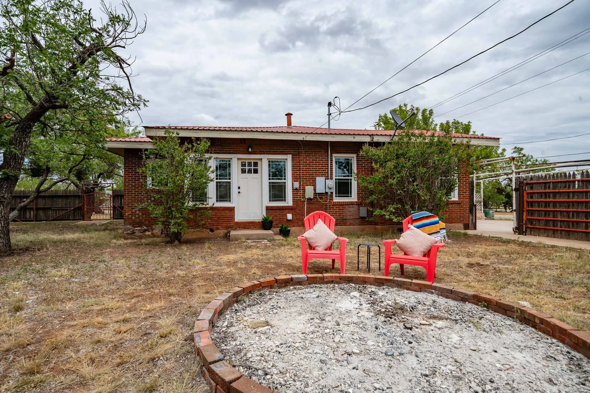 Single Family Residence For Sale in Stonewall County , 305 W Swenson Avenue, Aspermont, Texas 79502, 2 Bedrooms, 2 Bathrooms, 2 Garage spaces, 2,053 Sqft, built in 1940, Price $194,900, mls#21336853, Real Estate Agent in Aspermont, Homes For Sale in Stonewall county, Homes For Sale in Aspermont, Realtor in Aspermont Texas, Real Estate Brokerage Independent Realty Texas, Luminita Cordes Realtor