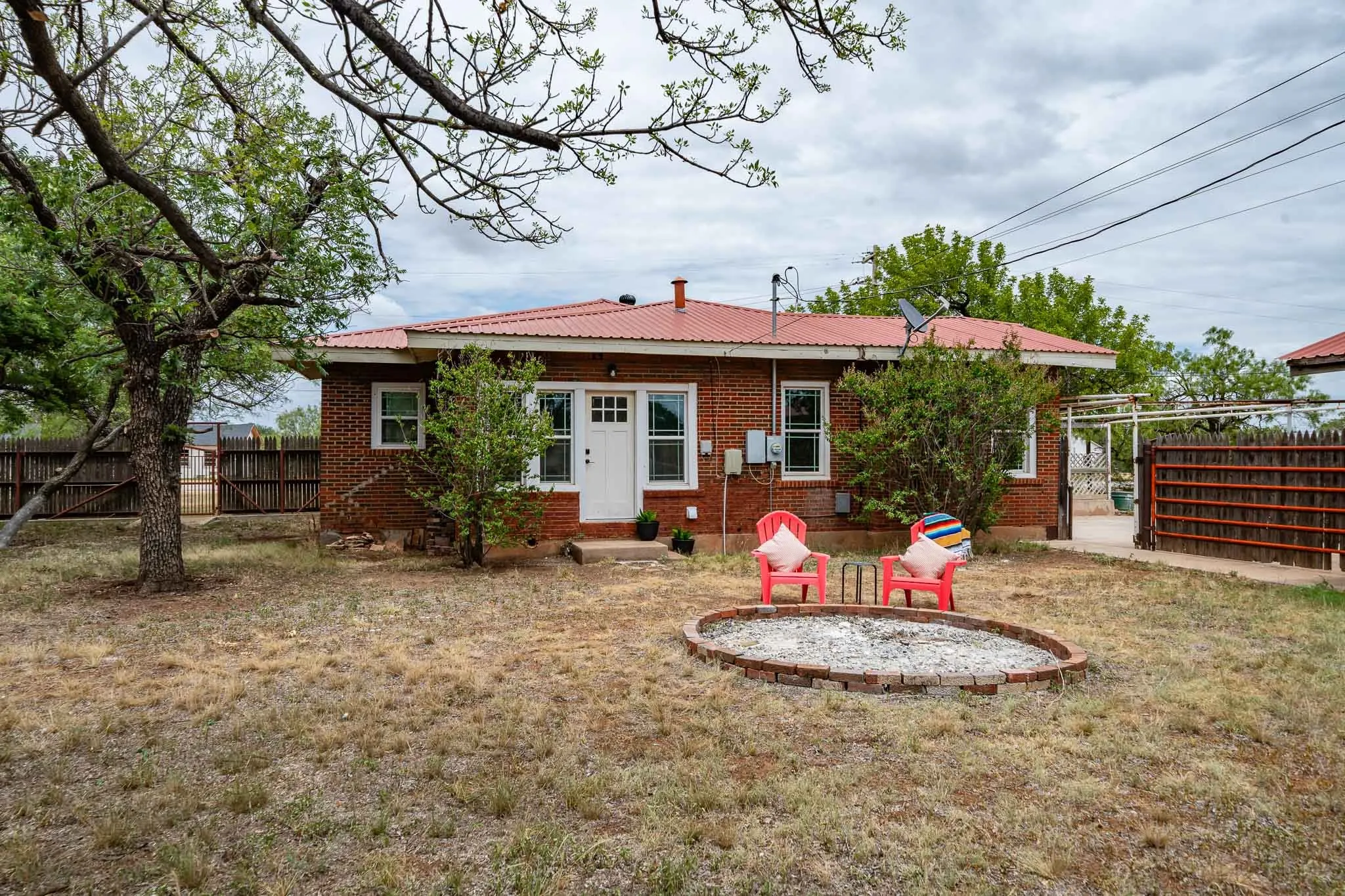 Single Family Residence For Sale in Stonewall County , 305 W Swenson Avenue, Aspermont, Texas 79502, 2 Bedrooms, 2 Bathrooms, 2 Garage spaces, 2,053 Sqft, built in 1940, Price $194,900, mls#21336853, Real Estate Agent in Aspermont, Homes For Sale in Stonewall county, Homes For Sale in Aspermont, Realtor in Aspermont Texas, Real Estate Brokerage Independent Realty Texas, Luminita Cordes Realtor