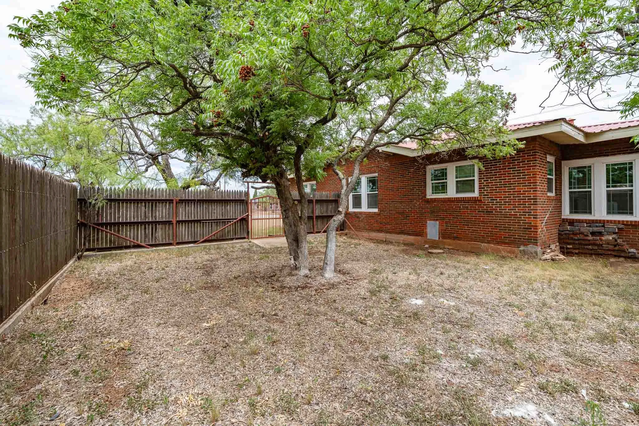 Single Family Residence For Sale in Stonewall County , 305 W Swenson Avenue, Aspermont, Texas 79502, 2 Bedrooms, 2 Bathrooms, 2 Garage spaces, 2,053 Sqft, built in 1940, Price $194,900, mls#21336853, Real Estate Agent in Aspermont, Homes For Sale in Stonewall county, Homes For Sale in Aspermont, Realtor in Aspermont Texas, Real Estate Brokerage Independent Realty Texas, Luminita Cordes Realtor