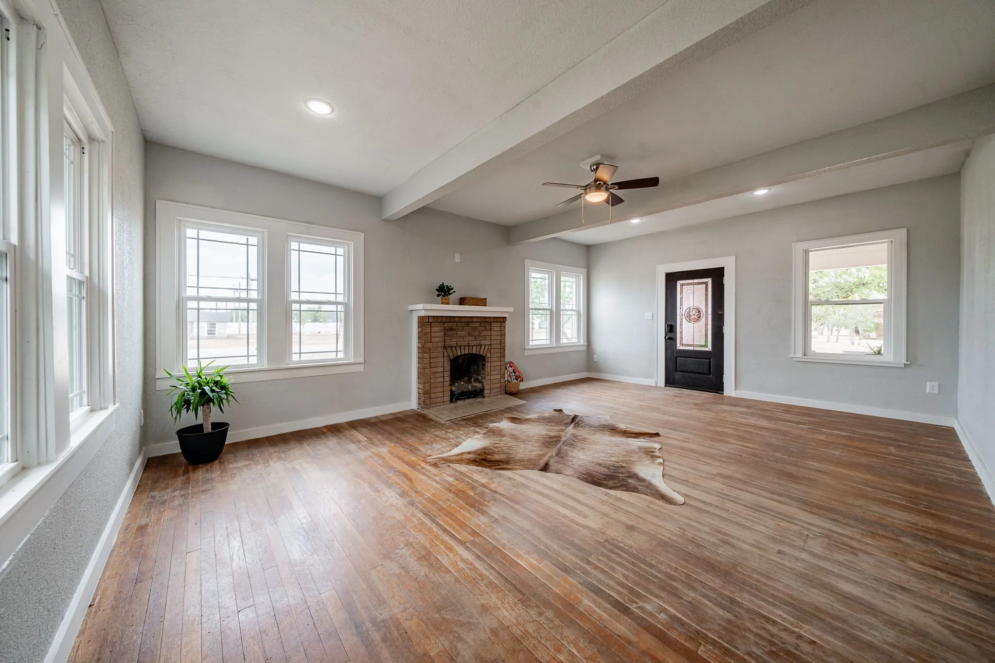 Single Family Residence For Sale in Stonewall County , 305 W Swenson Avenue, Aspermont, Texas 79502, 2 Bedrooms, 2 Bathrooms, 2 Garage spaces, 2,053 Sqft, built in 1940, Price $194,900, mls#21336853, Real Estate Agent in Aspermont, Homes For Sale in Stonewall county, Homes For Sale in Aspermont, Realtor in Aspermont Texas, Real Estate Brokerage Independent Realty Texas, Luminita Cordes Realtor