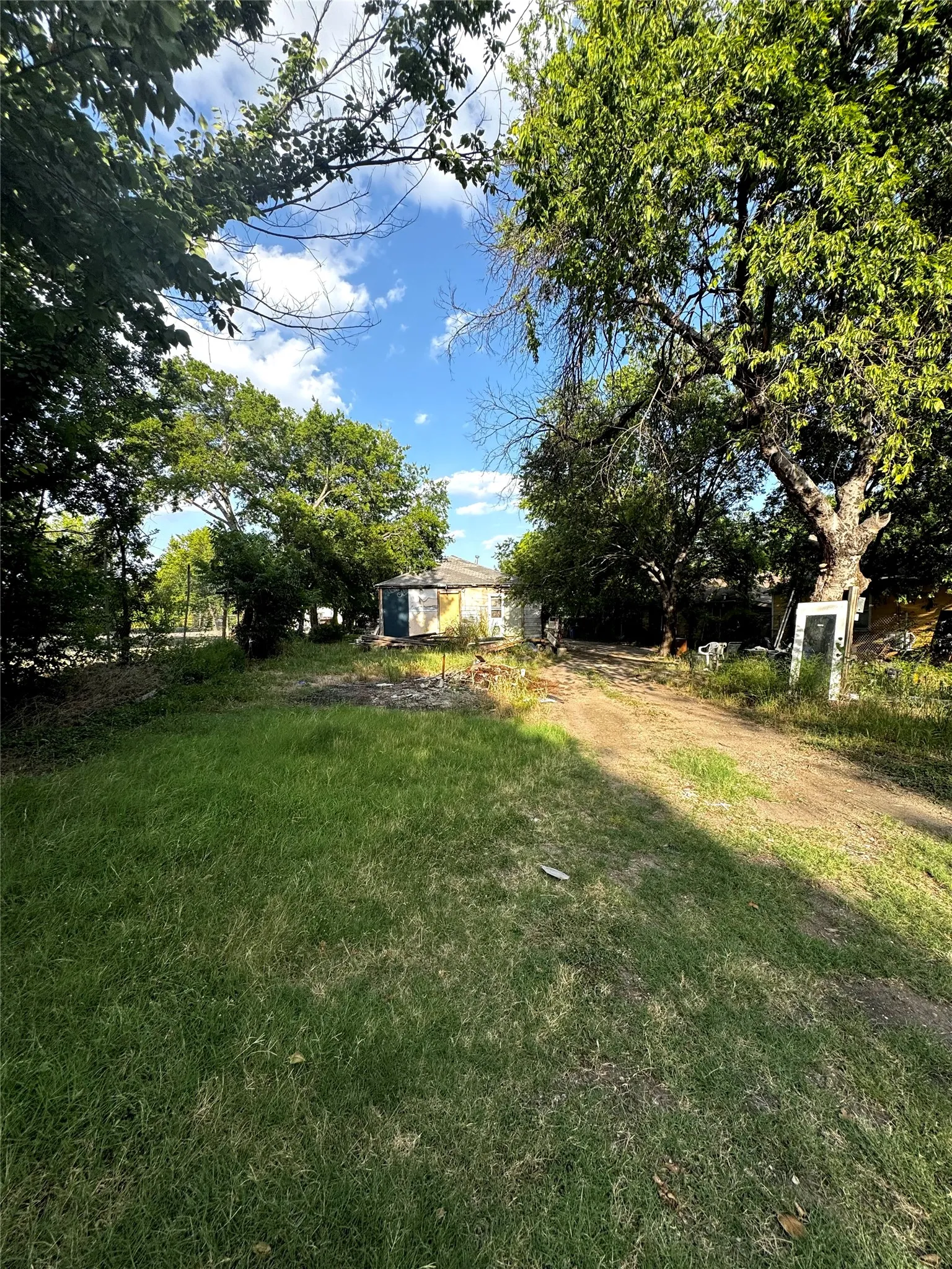 Single Family Residence For Sale in Dallas County , 3327 Peoria Street, Dallas, Texas 75212, 3 Bedroom, 1 Bathroom, Garage spaces, 1,148 Sqft, built in 1950, mls#21336983, Real Estate Agent in Dallas, Homes For Sale in Dallas county, Homes For Sale in Dallas, Realtor in Dallas Texas, Real Estate Brokerage Independent Realty Texas, Luminita Cordes Realtor
