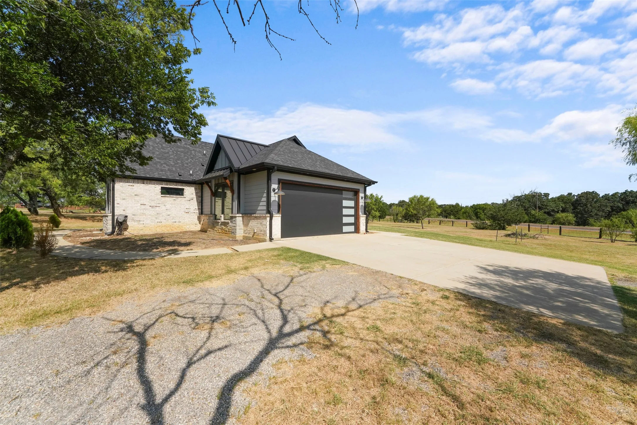 Single Family Residence For Sale in Johnson County , 3217 Bairds Lane, Burleson, Texas 76028, 3 Bedroom, 3 Bathroom, 2 Garage spaces, 2,952 Sqft, built in 2021, mls#21329861, Real Estate Agent in Burleson, Homes For Sale in Johnson county, Homes For Sale in Burleson, Realtor in Burleson Texas, Real Estate Brokerage Independent Realty Texas, Luminita Cordes Realtor