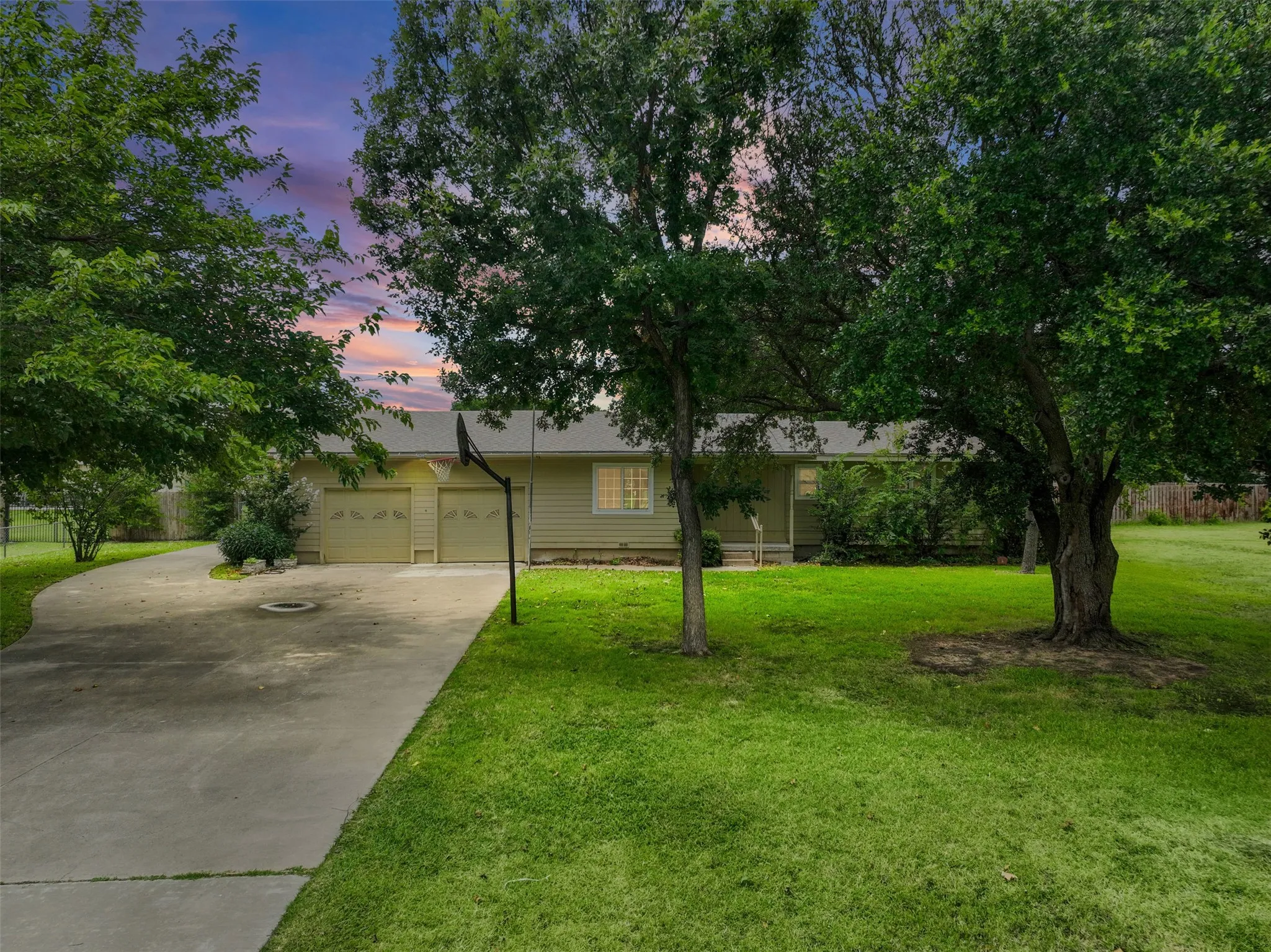 Single Family Residence For Sale in Tarrant County , 6709 Gillis Johnson Street, Fort Worth, Texas 76179, 3 Bedroom, 2 Bathroom, 2 Garage spaces, 1,404 Sqft, built in 1975, mls#21335353, Real Estate Agent in Fort Worth, Homes For Sale in Tarrant county, Homes For Sale in Fort Worth, Realtor in Fort Worth Texas, Real Estate Brokerage Independent Realty Texas, Luminita Cordes Realtor
